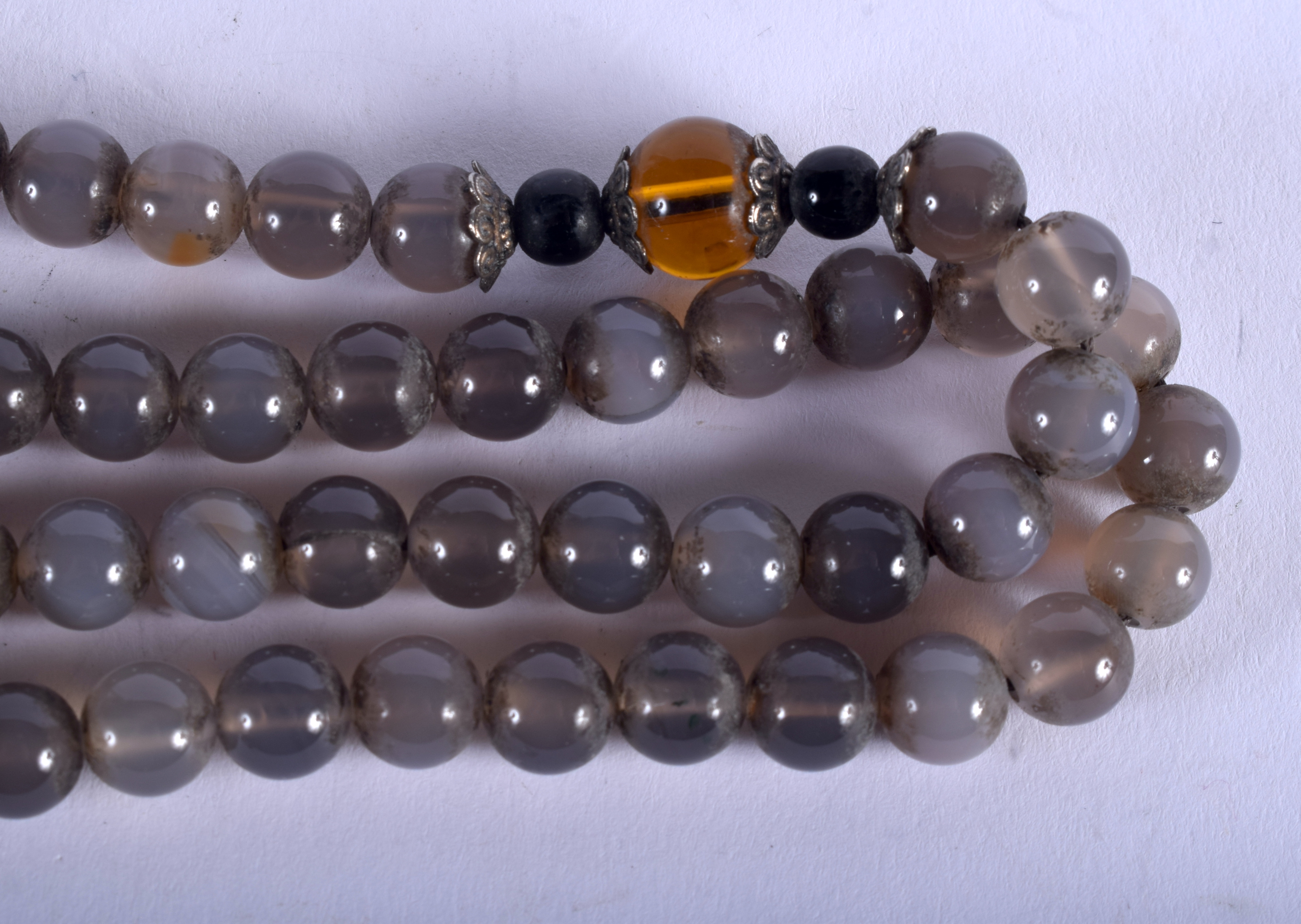 A STRING OF TIBETAN AGATE NECKLACE. 86 cm long. - Bild 2 aus 3