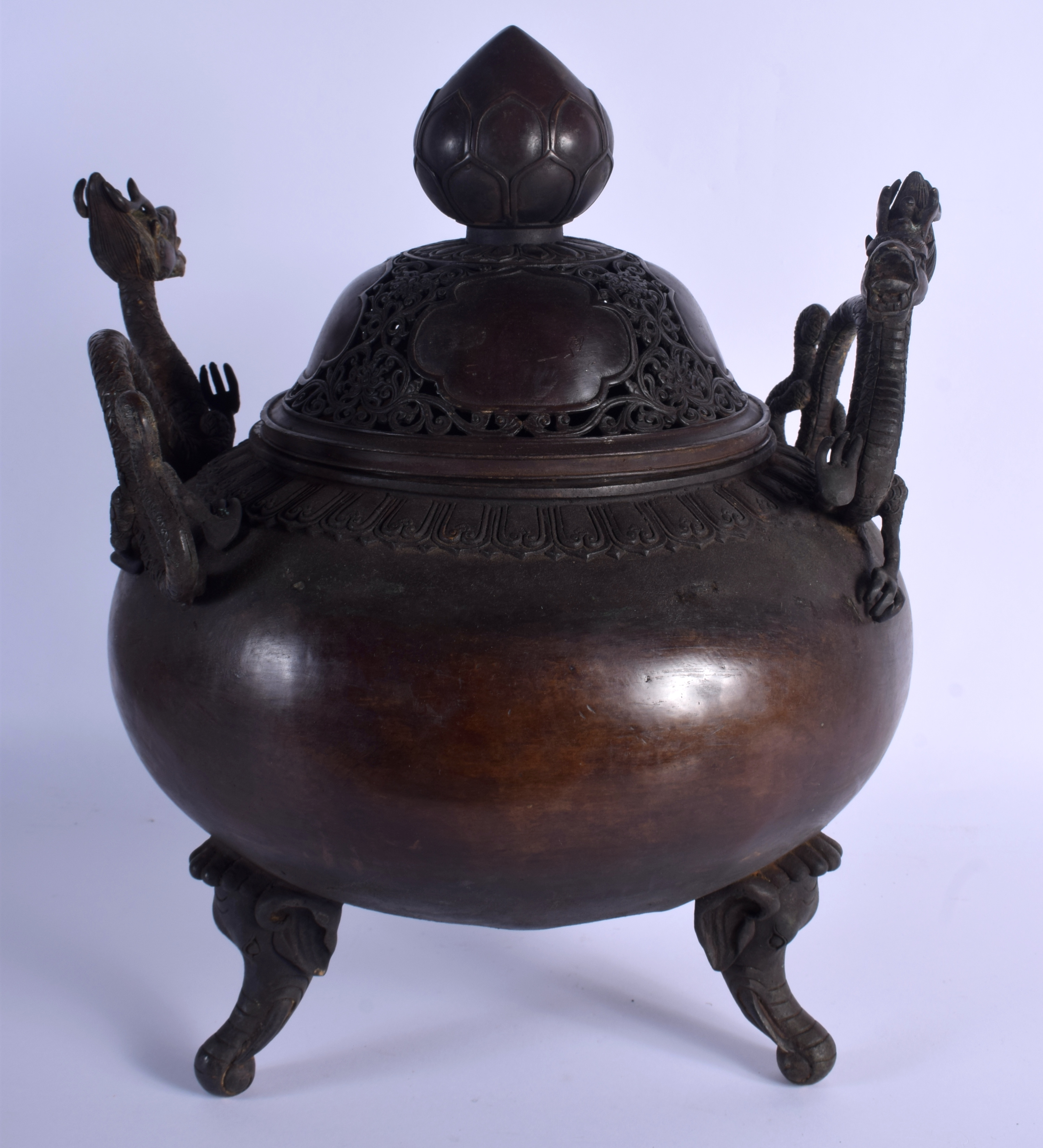 A LARGE CHINESE TWIN HANDLED BRONZE CENSER AND COVER 20th Century, decorated with foliage and vines. - Image 3 of 6