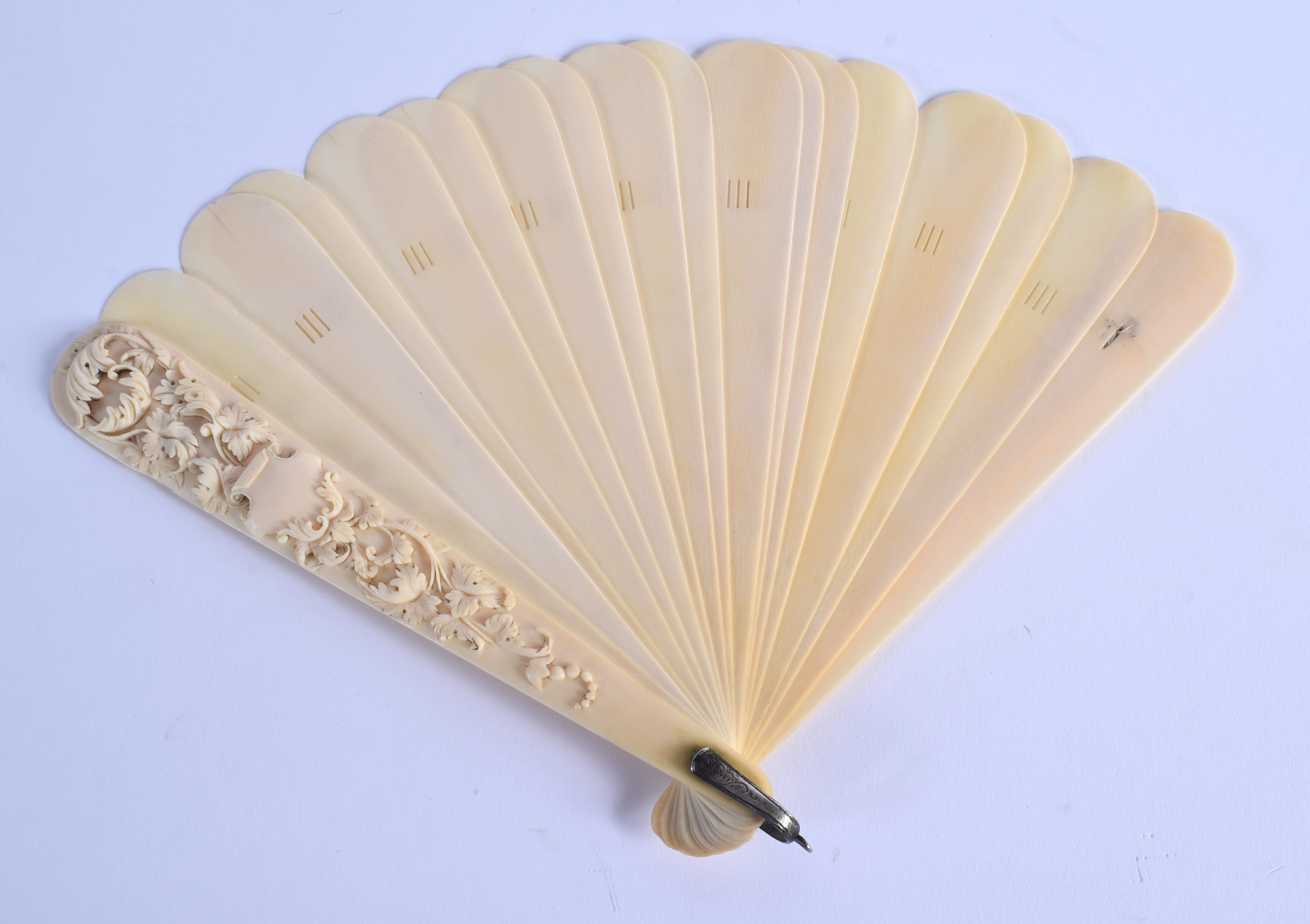 A 19TH CENTURY JAPANESE MEIJI PERIOD CARVED IVORY DIEPPE FAN decorated with foliage and vines. 30 cm