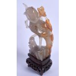 AN EARLY 20TH CENTURY CHINESE CARVED AGATE FIGURE OF A BIRD Late Qing/Republic. Agate 13 cm x 6 cm.