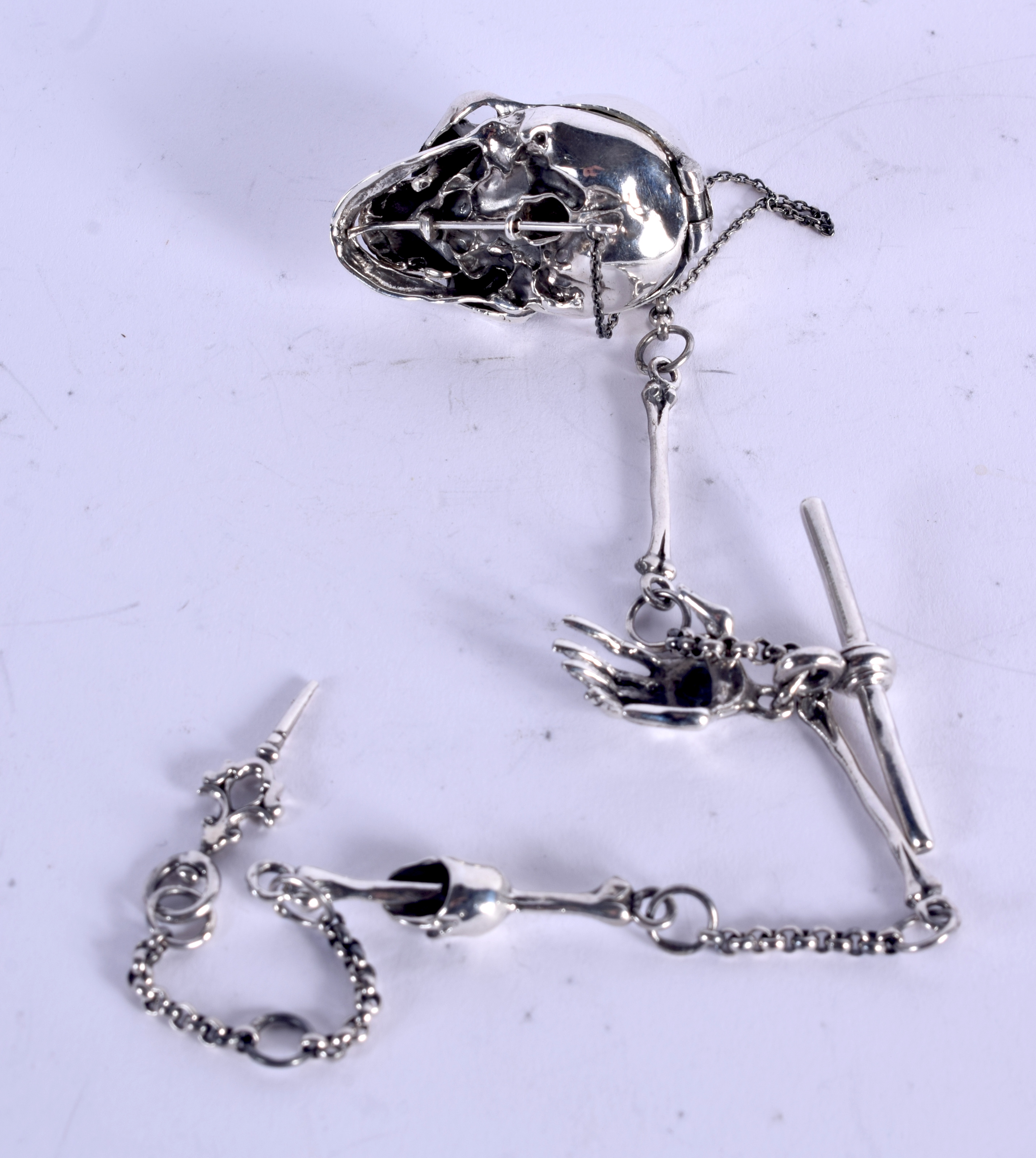 A SILVER SKULL ON CHAIN. 60 grams. 30 cm long. - Image 2 of 3