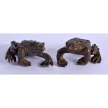 A PAIR OF JAPANESE BRONZE TOADS. 5 cm x 3 cm.