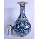 A LARGE CHINESE BLUE AND WHITE PORCELAIN VASE 20th Century, painted with foliage and vines. 35 cm x