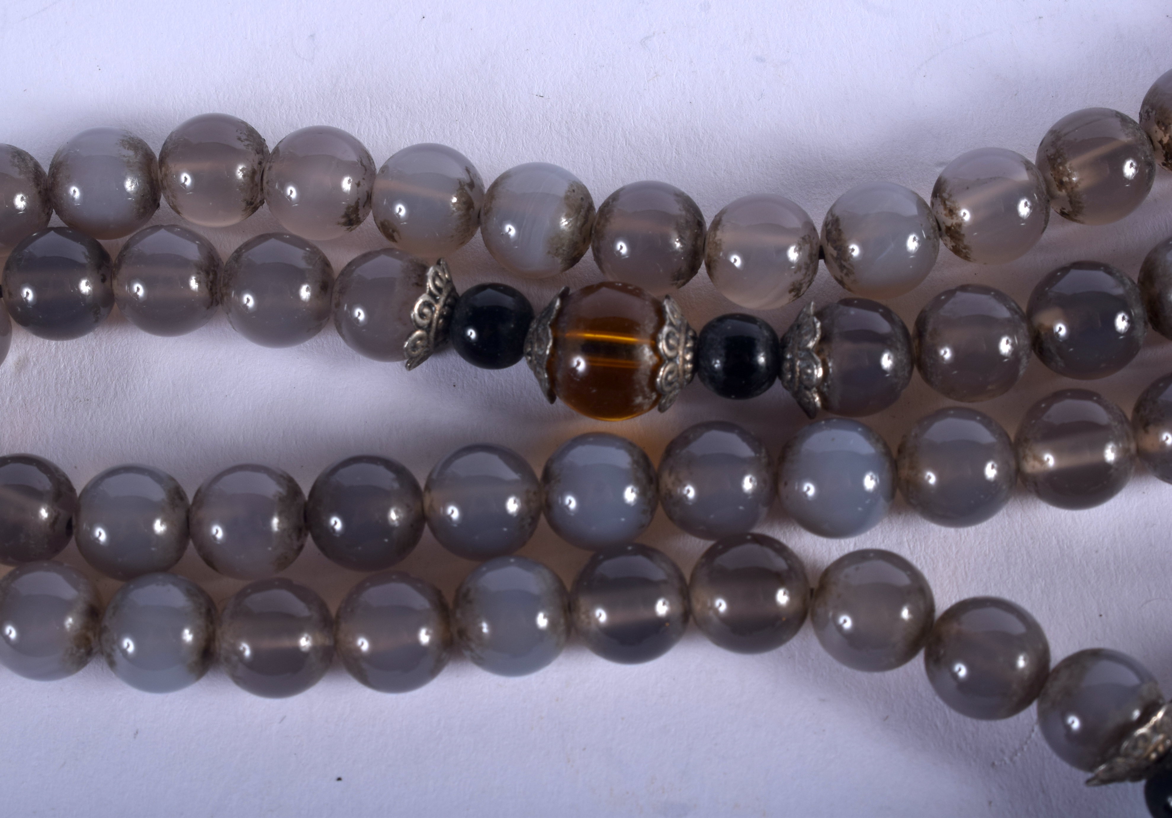 A STRING OF TIBETAN AGATE NECKLACE. 86 cm long. - Bild 3 aus 3