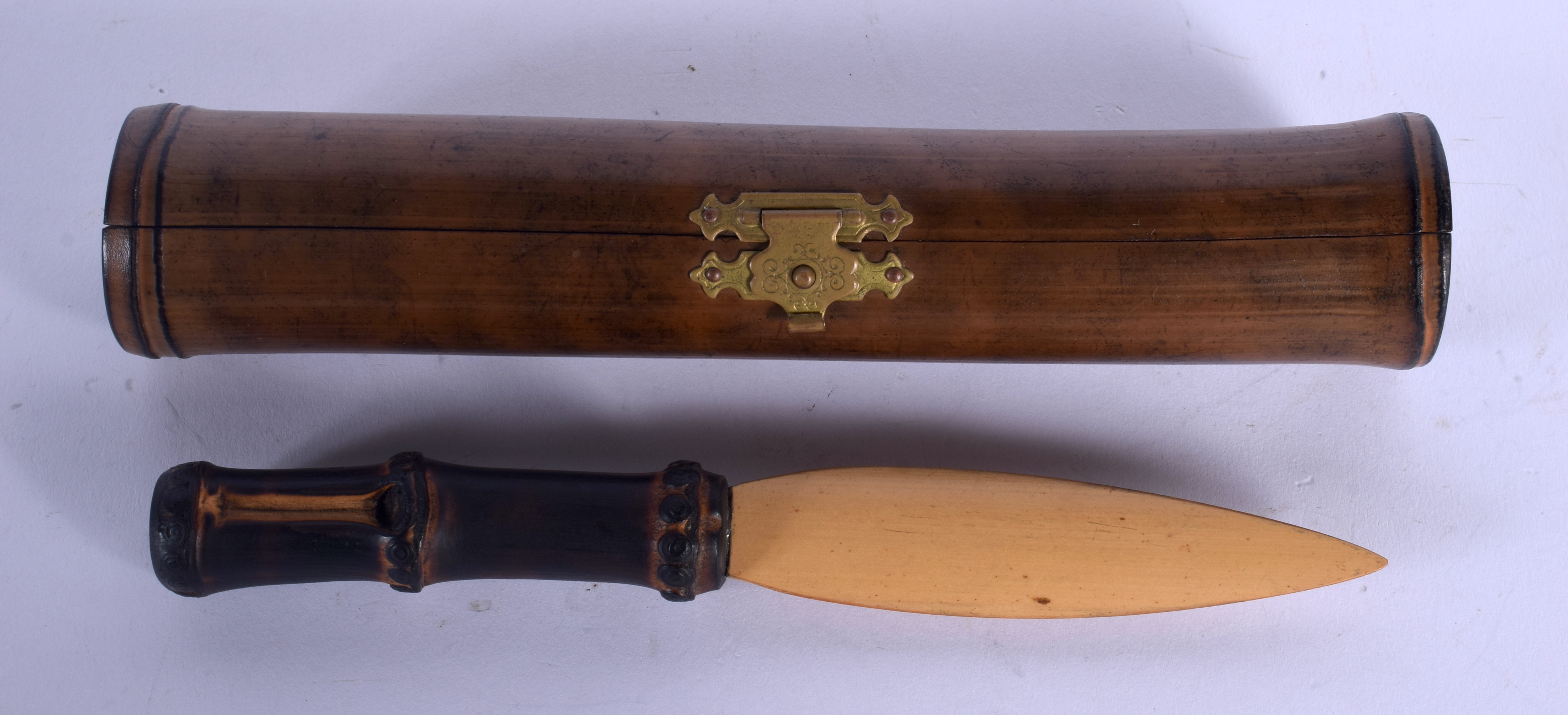 AN UNUSUAL CONTINENTAL BAMBOO CASED KNIFE. 19 cm long.