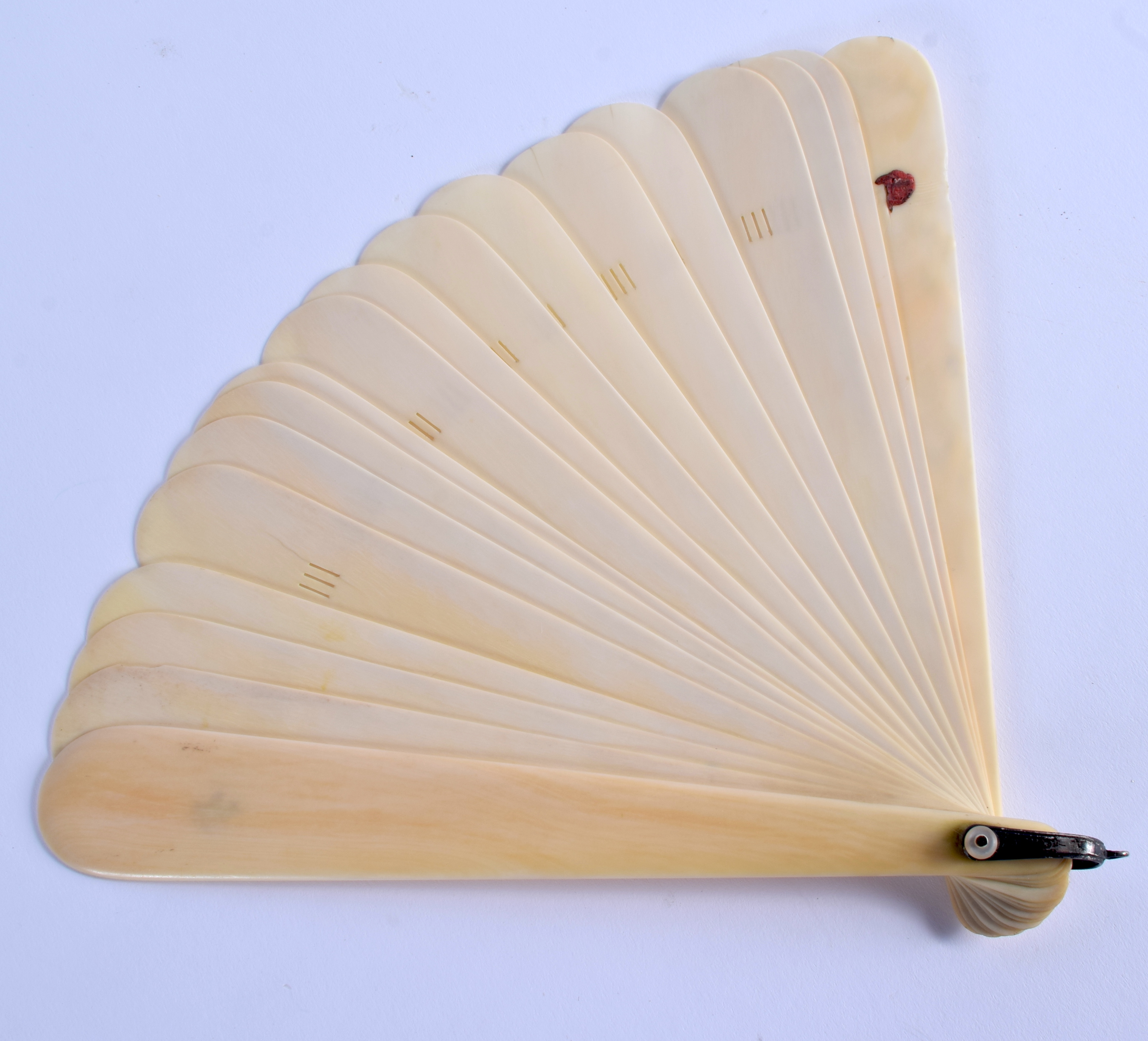 A 19TH CENTURY JAPANESE MEIJI PERIOD CARVED IVORY DIEPPE FAN decorated with foliage and vines. 30 cm - Image 5 of 6