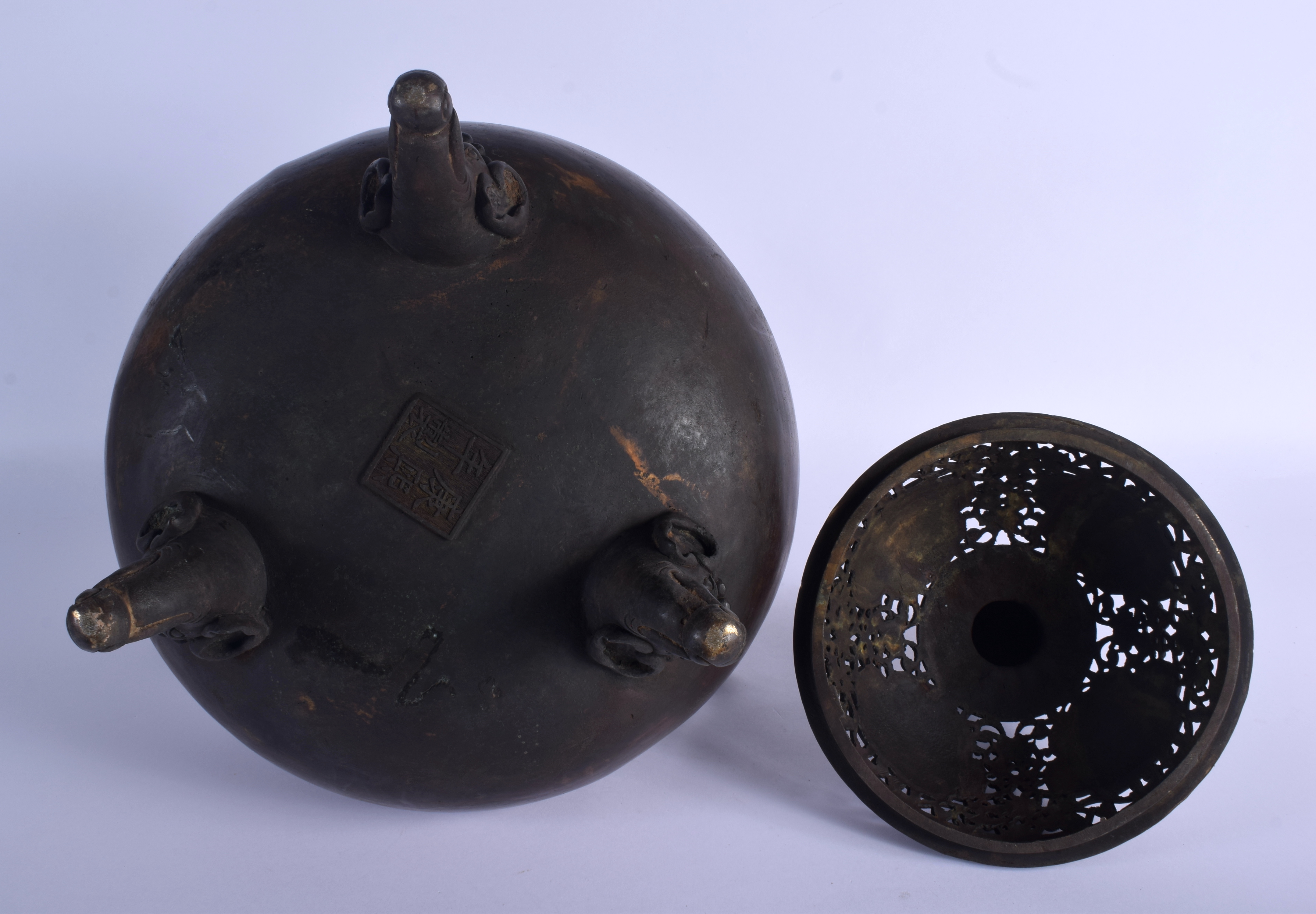 A LARGE CHINESE TWIN HANDLED BRONZE CENSER AND COVER 20th Century, decorated with foliage and vines. - Image 6 of 6