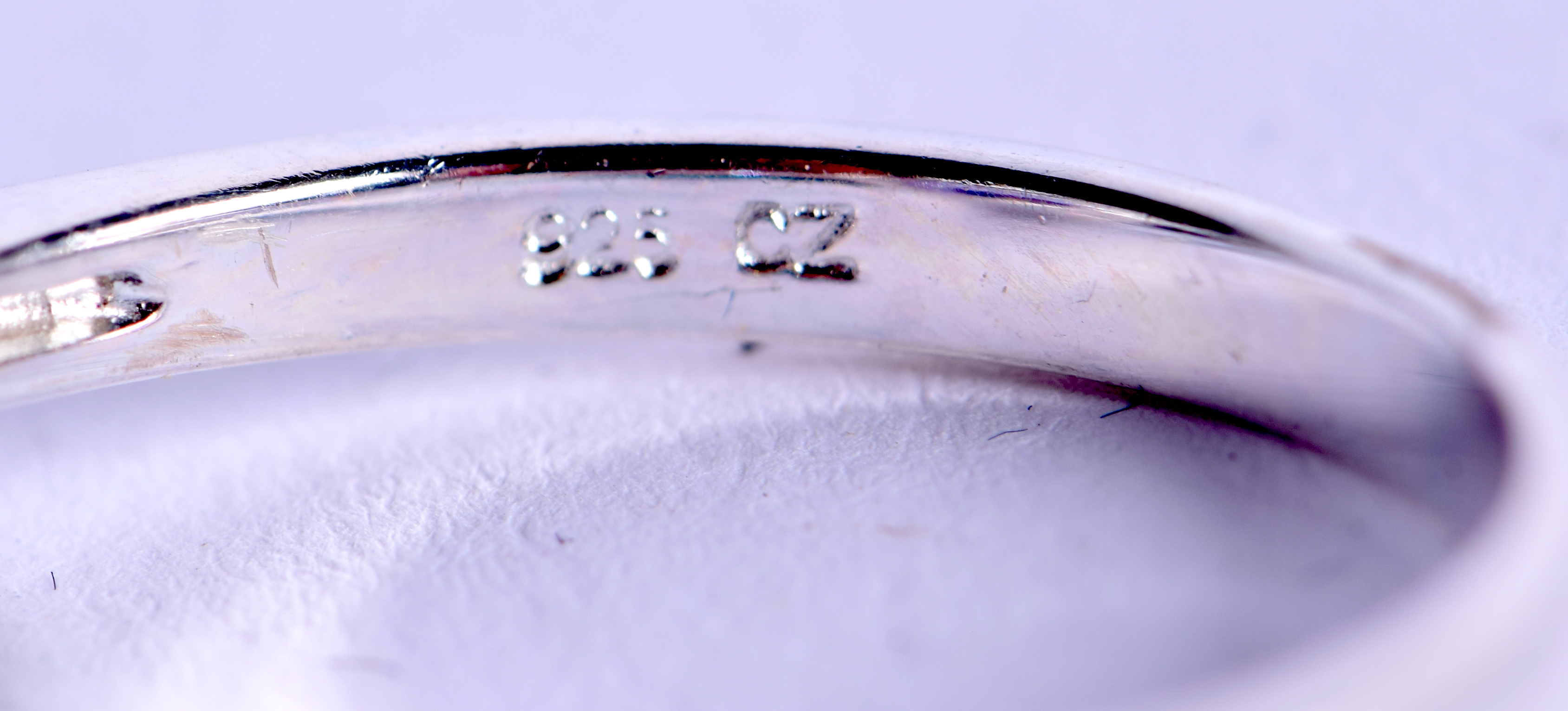 A SILVER CZ RING. 4 grams. Q. - Image 3 of 3