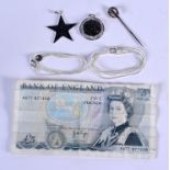AN ANTIQUE HORSE SHOE PIN together with a bank note and necklace. (3)