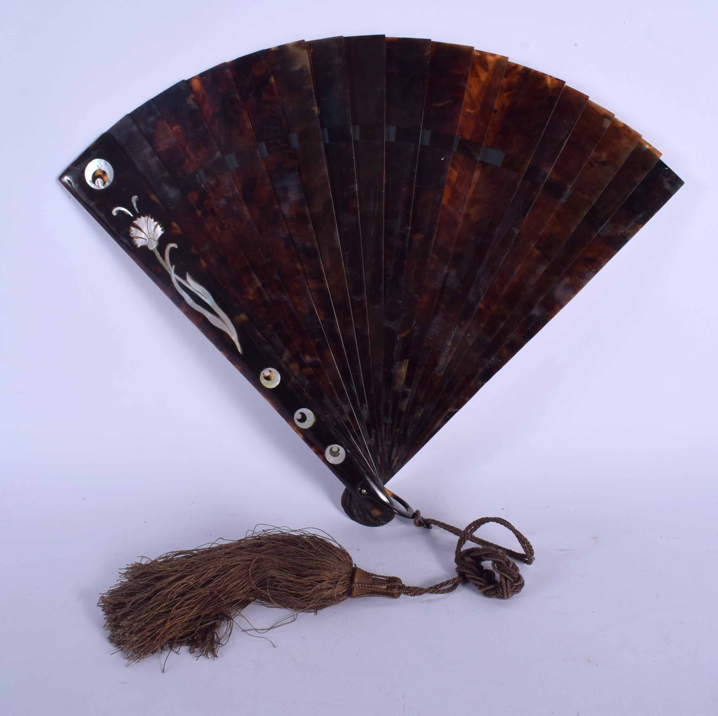 A RARE EARLY 20TH CENTURY TURKISH OTTOMAN TYPE TORTOISESHELL FAN decorated with shell foliage. 25 cm - Image 2 of 2