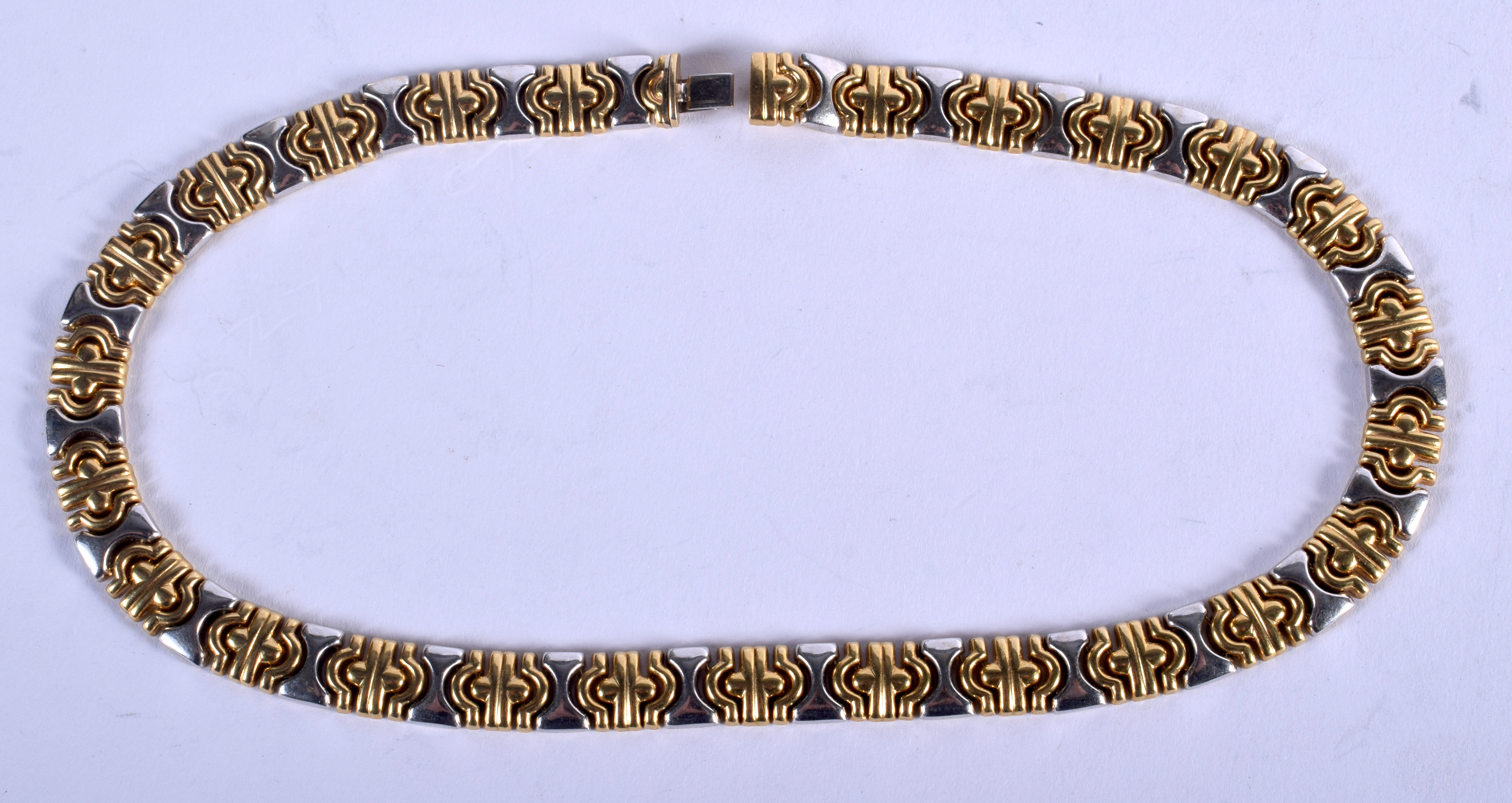 A LOVELY 18CT GOLD TWO TONE BVLGARI STYLE NECKLACE of stylish form. 57 grams. 41 cm long.
