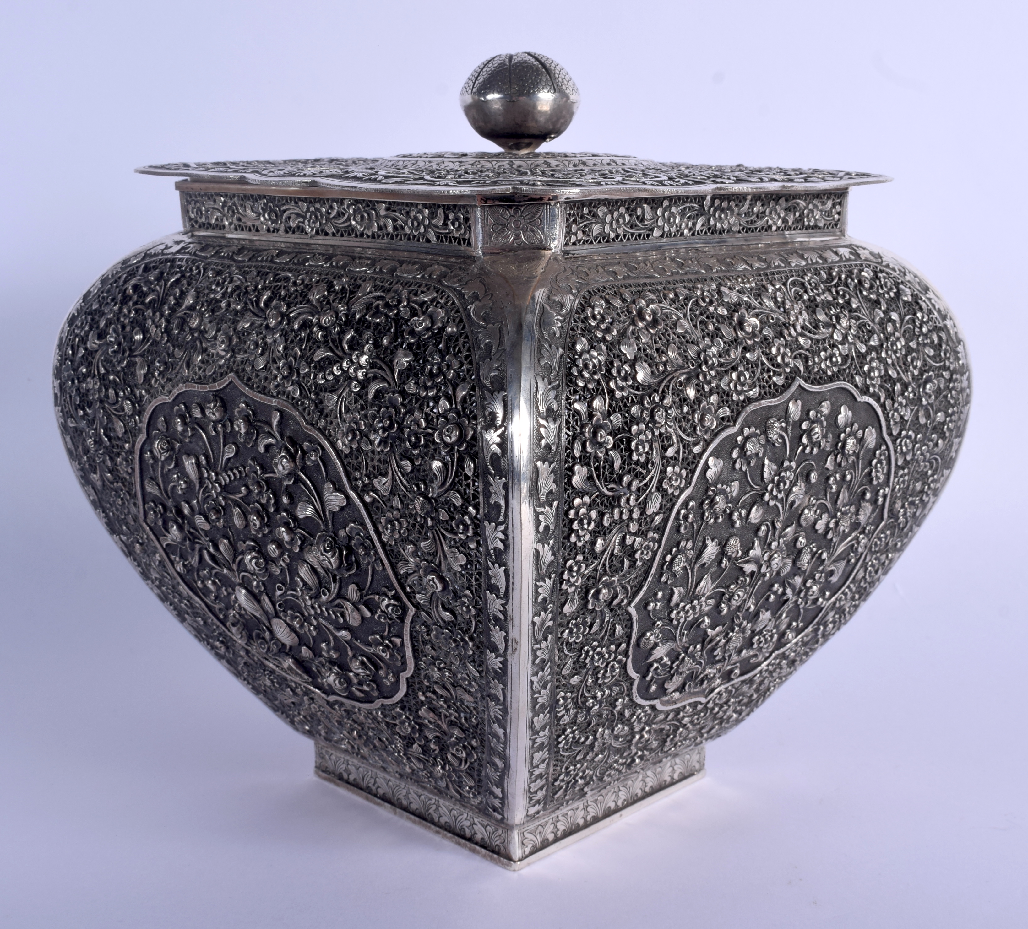 A 19TH CENTURY CHINESE TIBETAN STRAITS SILVER CENSER AND COVER decorated with foliage and vines. 970 - Bild 2 aus 6