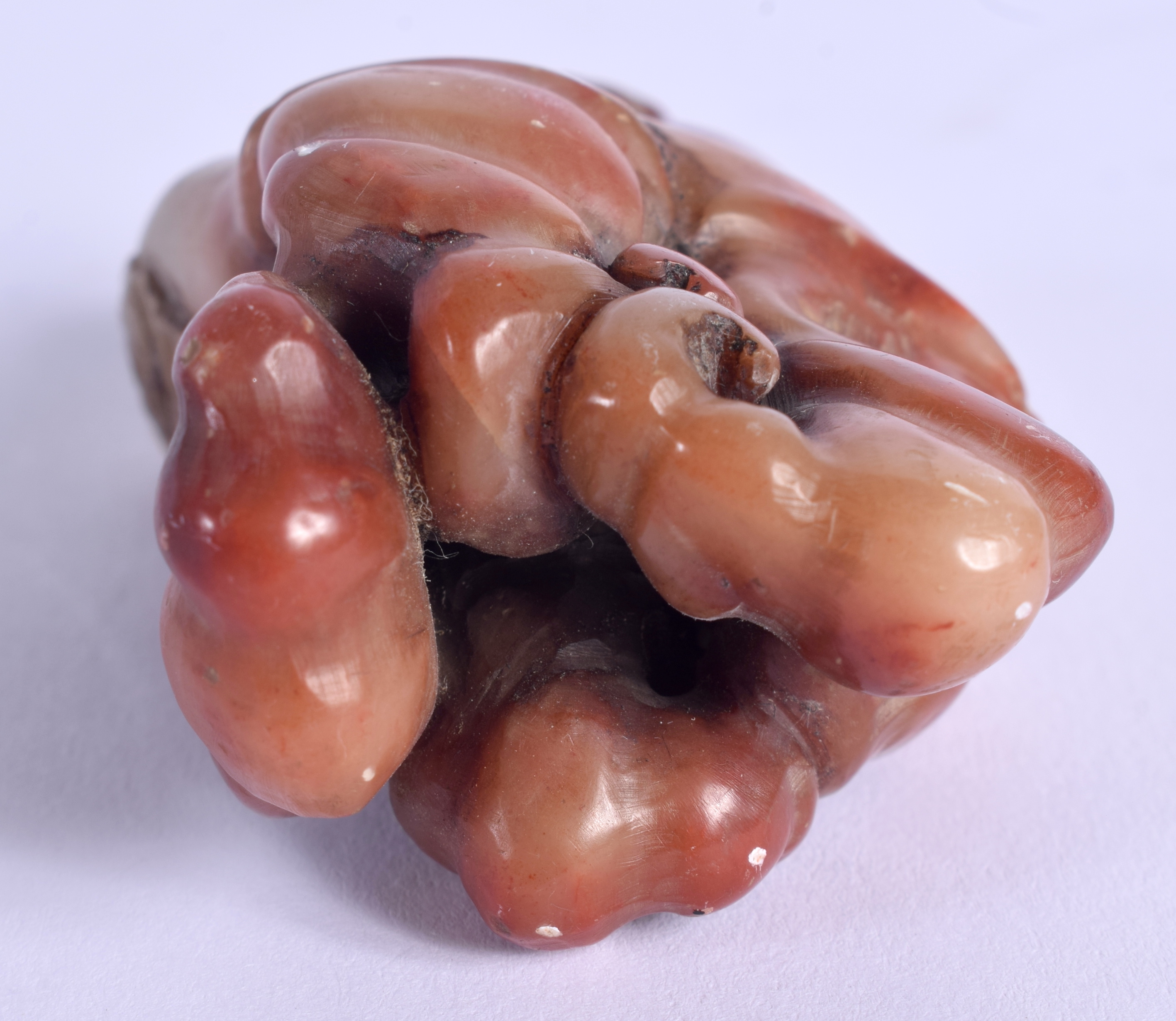 A CHINESE CARVED SOAPSTONE FRUITING POD 20th Century. 6 cm x 3 cm. - Bild 4 aus 5