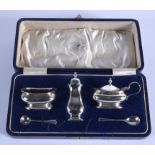 A CASED ART DECO CRUET SET. Birmingham 1925. Silver 87 grams. (5)