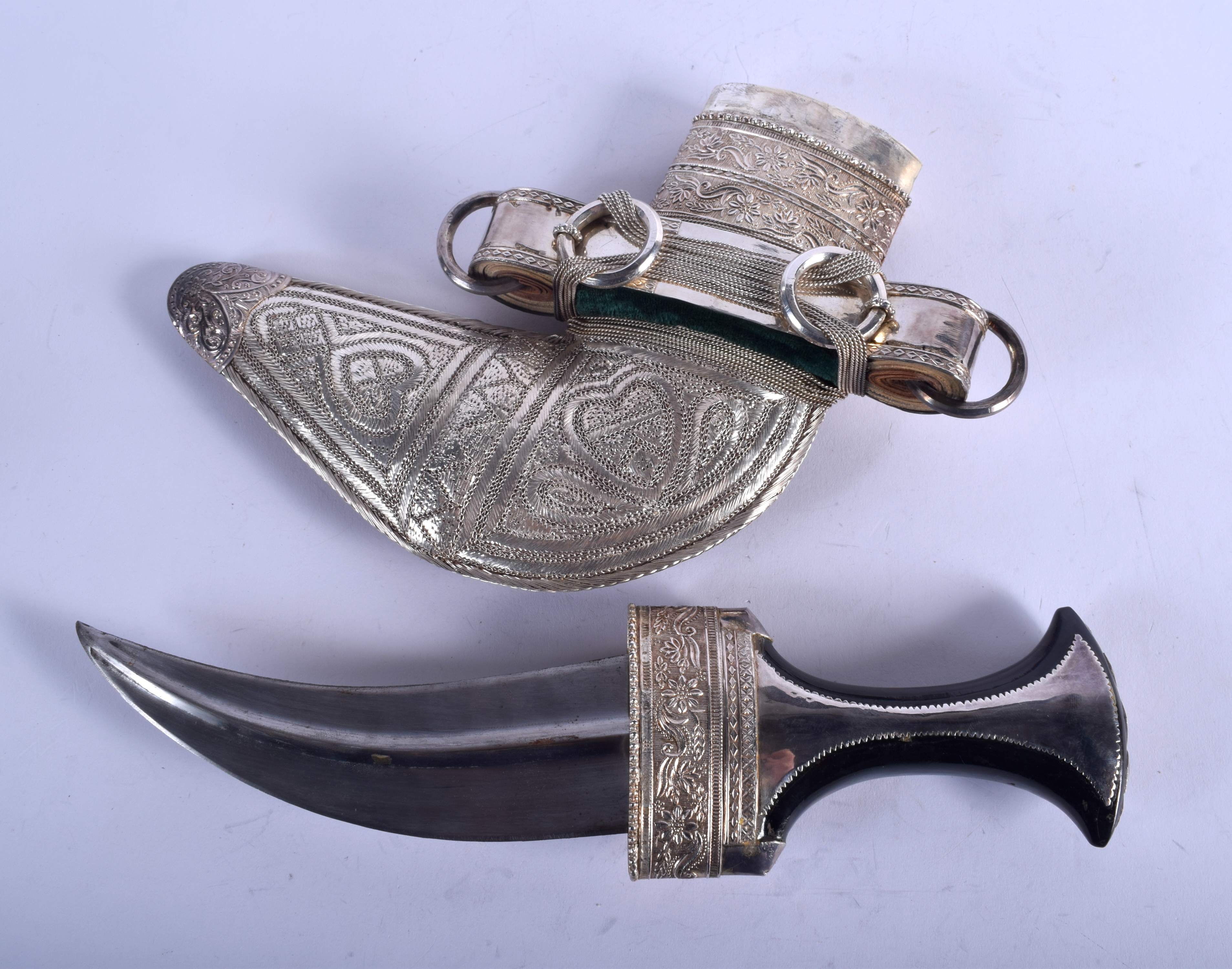 A BOXED EARLY 20TH CENTURY OMANI MIDDLE EASTERN WHITE METAL OVERLAID JAMBIYA DAGGER possibly with a - Image 2 of 3