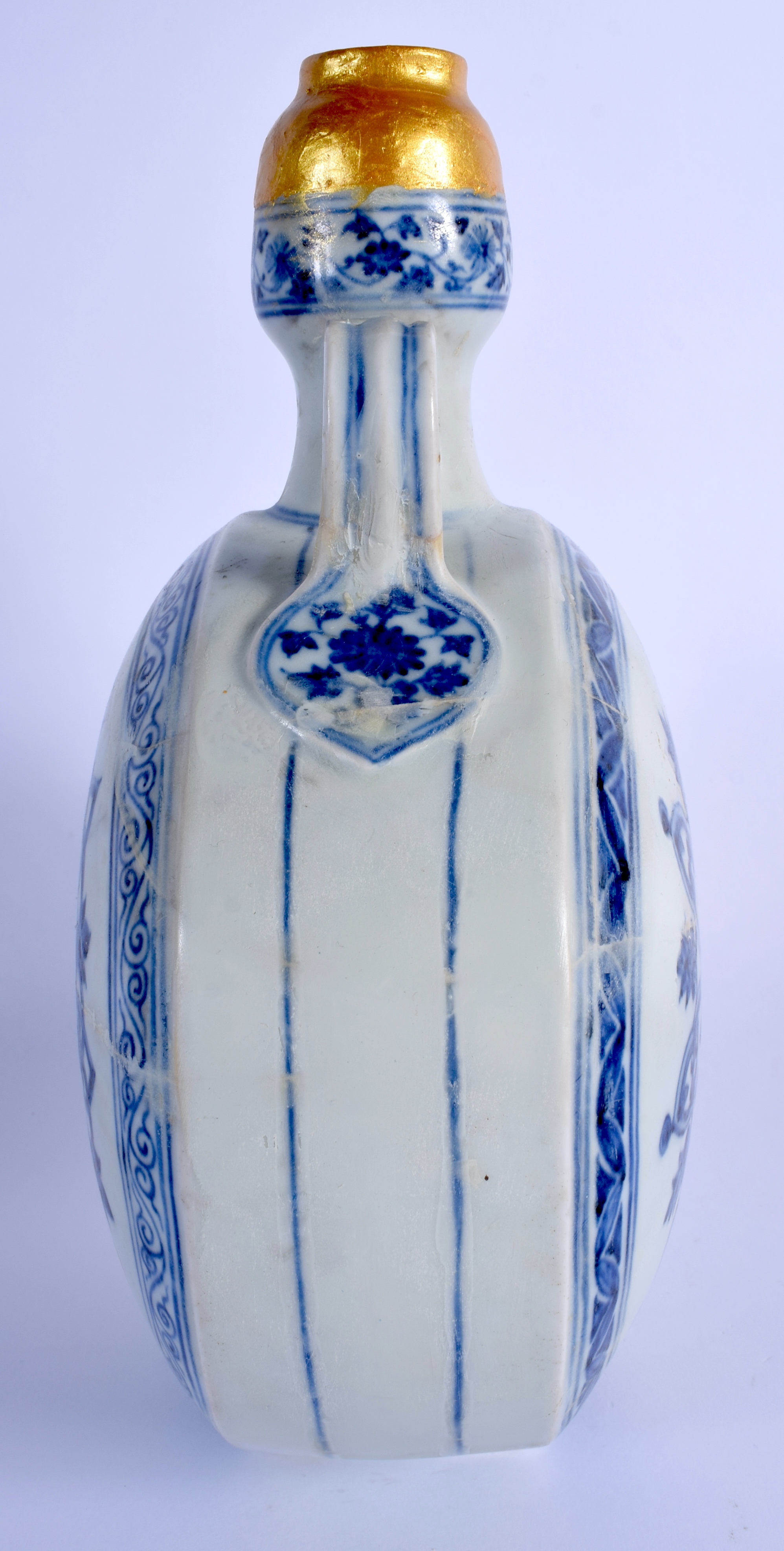 A CHINESE QING DYNASTY TWIN HANDLED BLUE AND WHITE PILGRIM FLASK painted with buddhistic emblems an - Bild 4 aus 5