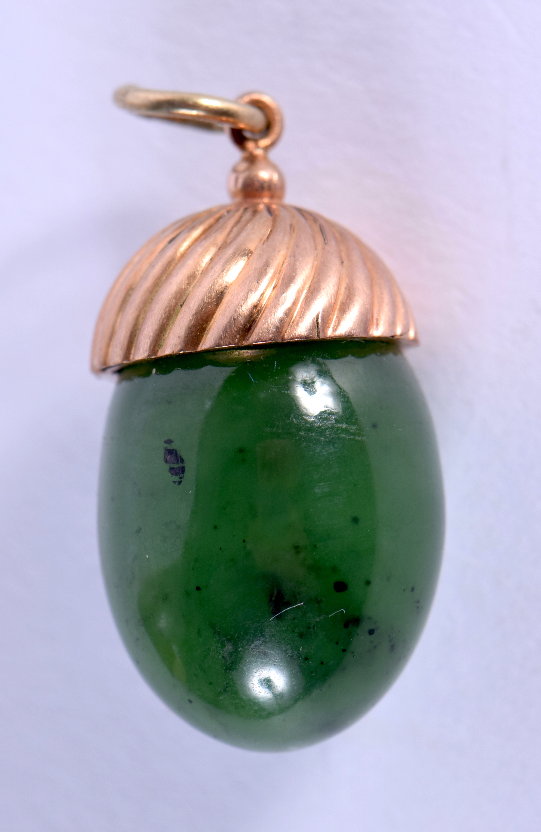 AN ANTIQUE CONTINENTAL GOLD AND JADEITE EASTER EGG PENDANT. 1.5 cm x 1 cm. - Bild 2 aus 2