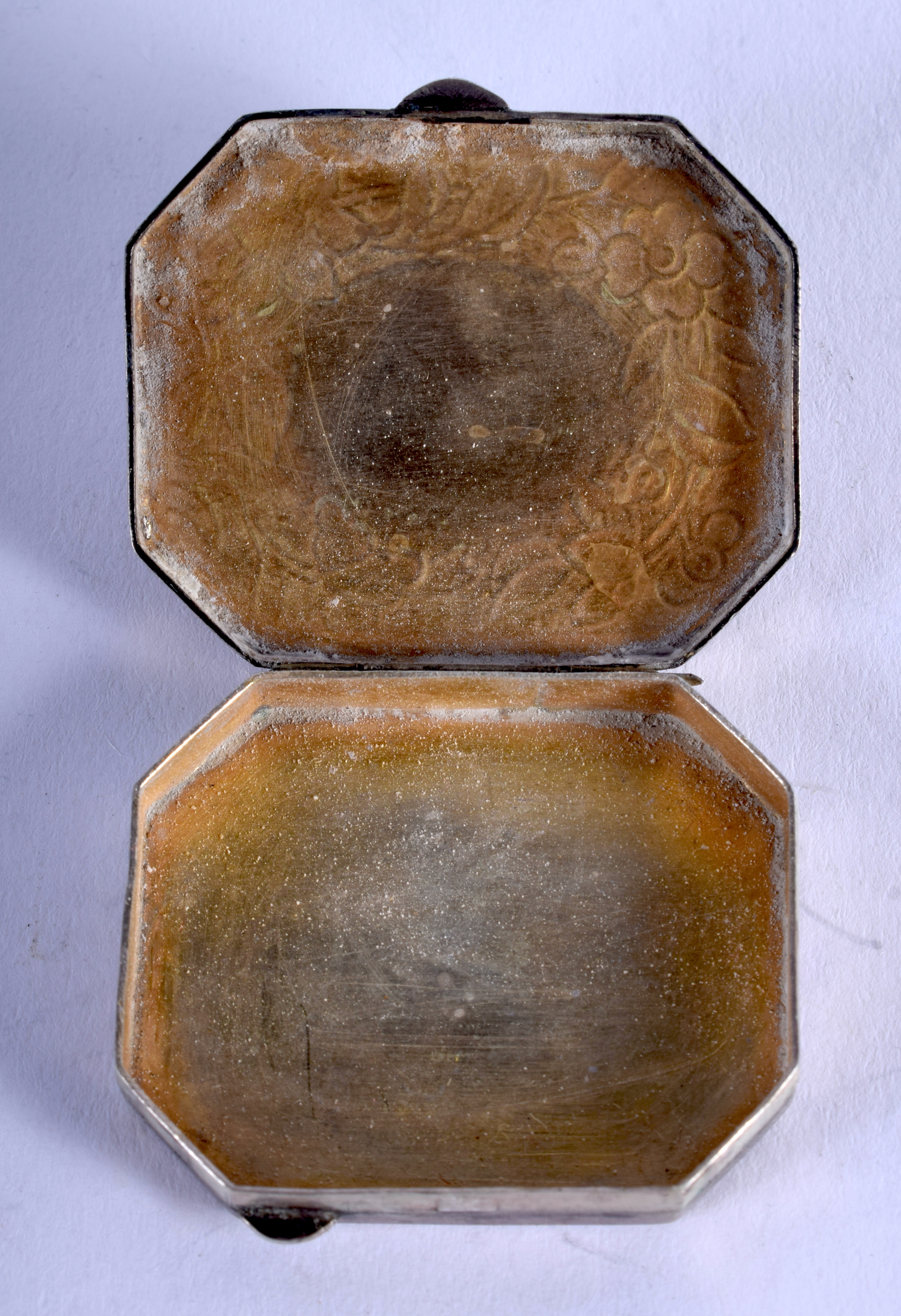 AN ART DECO SILVER JADEITE BOX. 17 grams. 3.5 cm x 3 cm. - Image 2 of 3