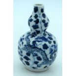 A Chinese blue and white double Gourd vase decorated with d 21cm.