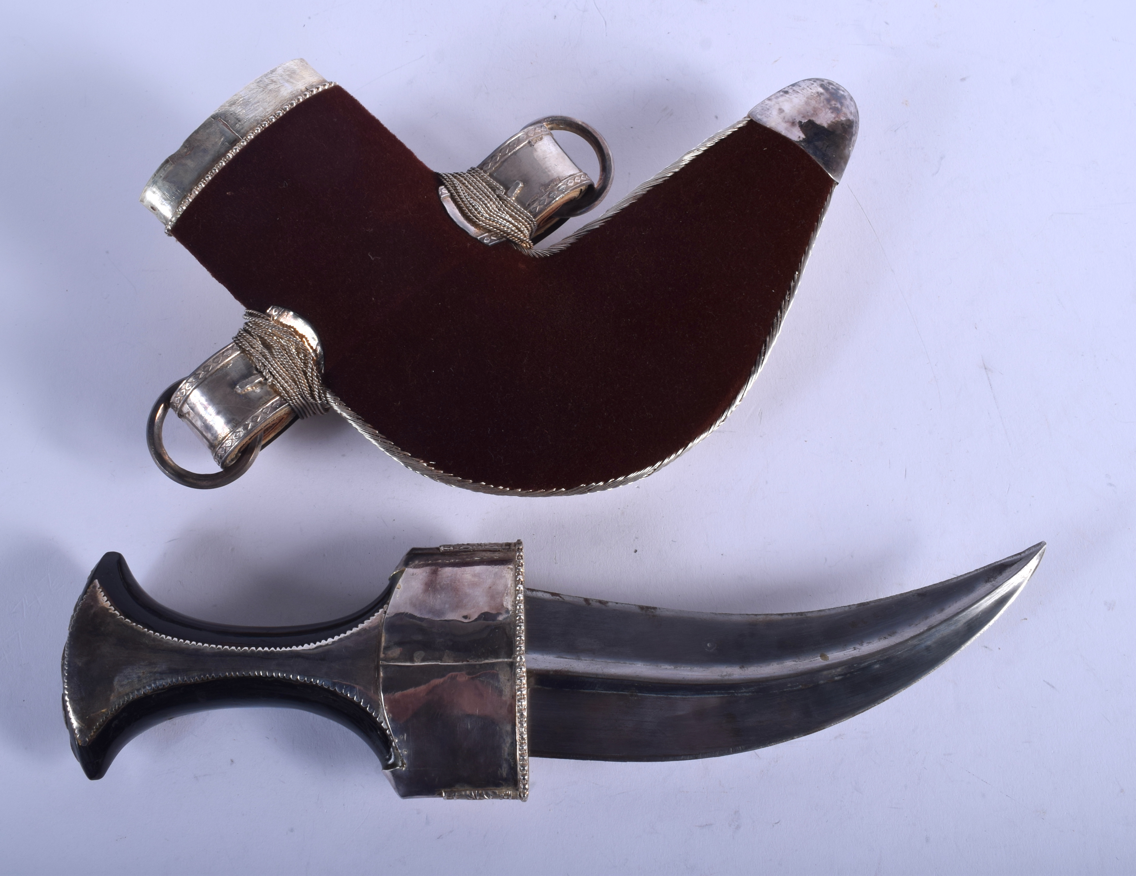A BOXED EARLY 20TH CENTURY OMANI MIDDLE EASTERN WHITE METAL OVERLAID JAMBIYA DAGGER possibly with a - Image 3 of 3