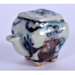 A SMALL EARLY 20TH CENTURY CHINESE BLUE AND WHITE WATER DROPPER Late Qing/Republic. 3.25 cm wide.