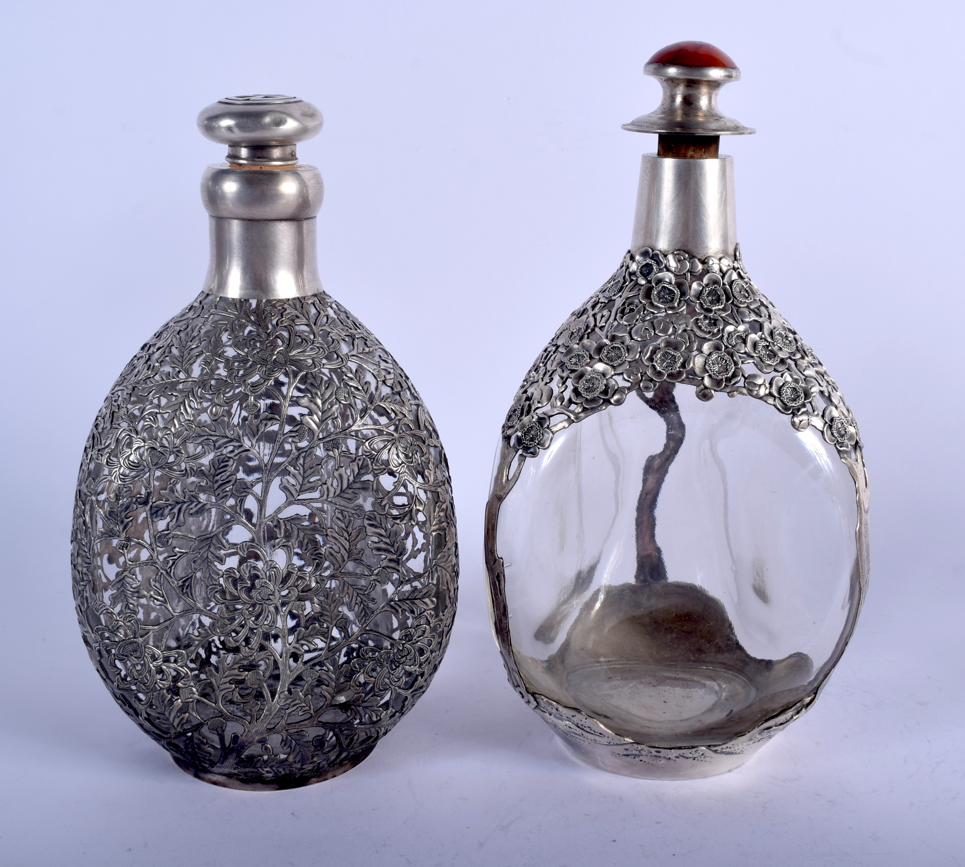 TWO EARLY 20TH CENTURY CHINESE EXPORT SILVER OVERLAID WHISKEY DECANTERS decorated with flowers. 800 - Bild 3 aus 4