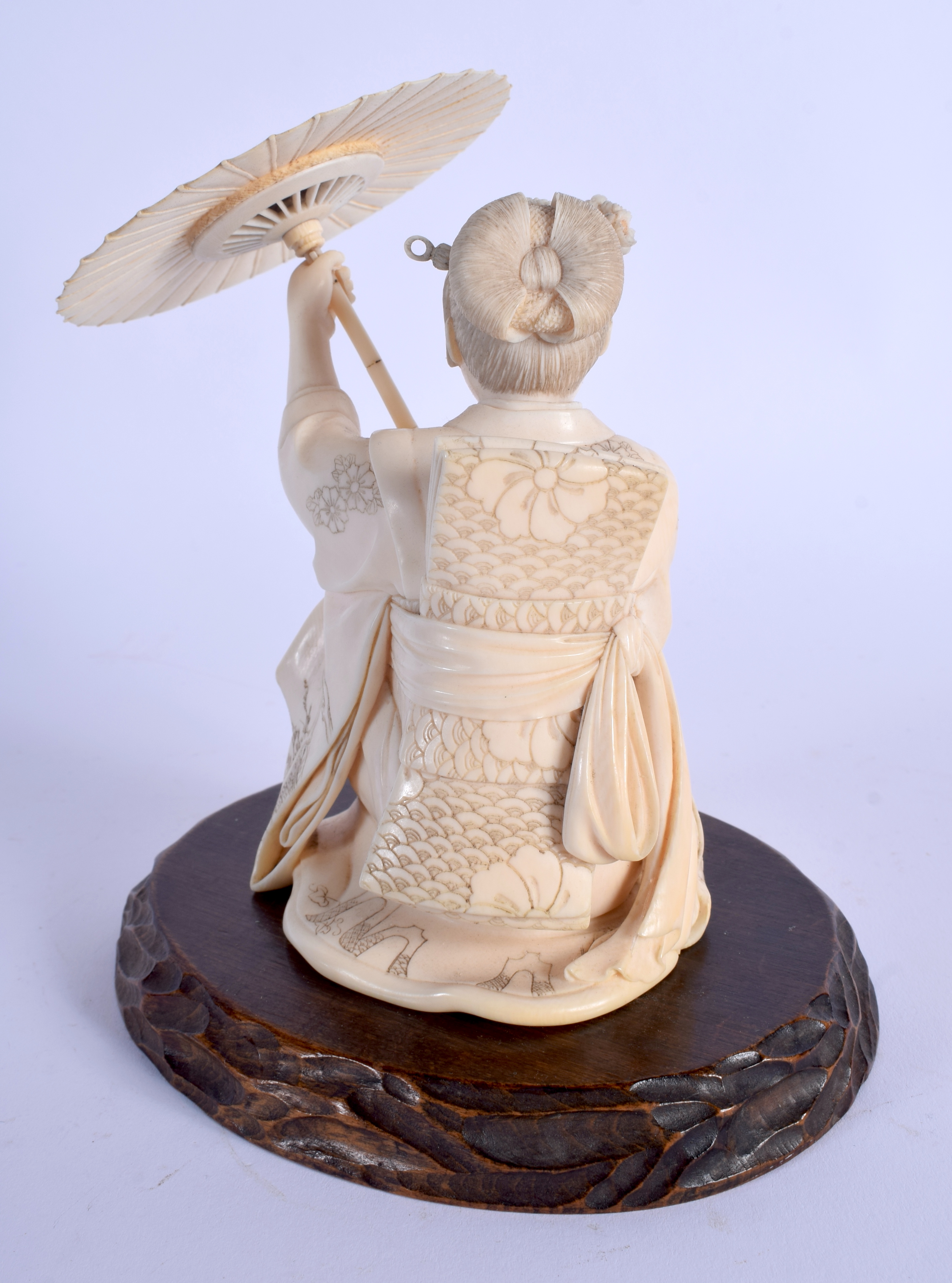 A FINE 19TH CENTURY JAPANESE MEIJI PERIOD CARVED IVORY OKIMONO modelled as a female sheltering under - Image 3 of 4