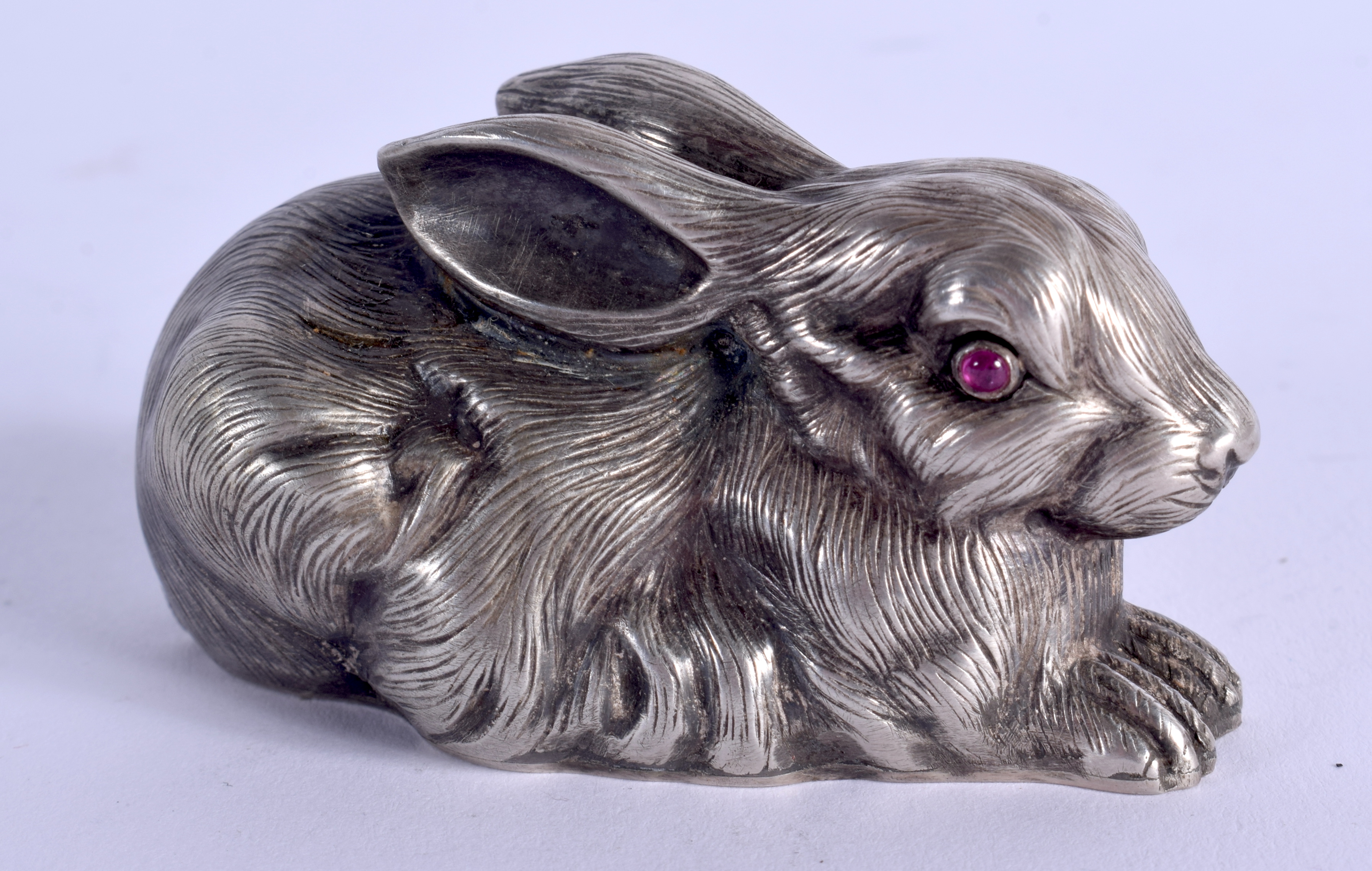 A CONTINENTAL SILVER AND RUBY EYED FIGURE OF A RABBIT. 53 grams. 5.5 cm x 3 cm. - Image 2 of 4