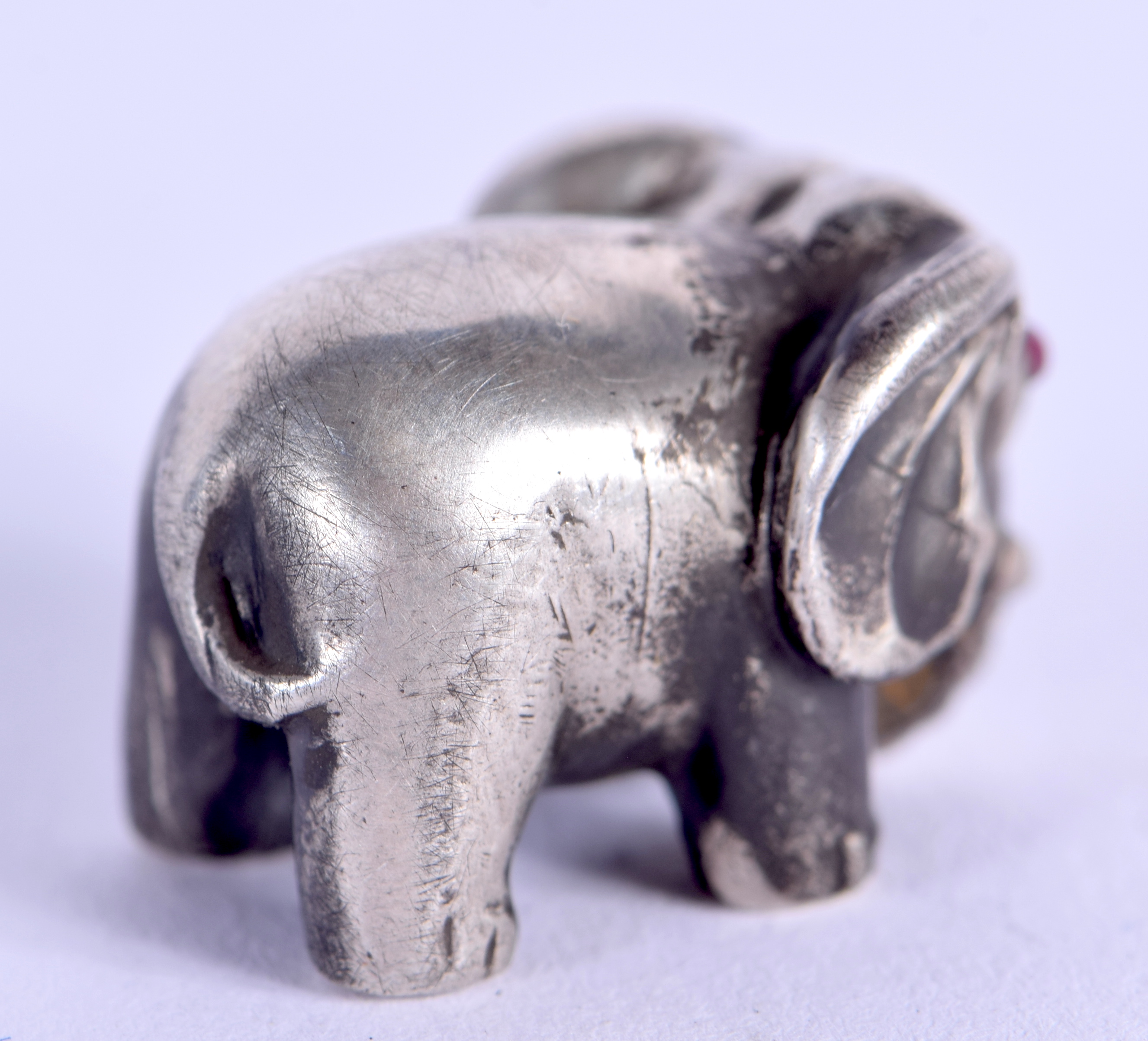 A SMALL CONTINENTAL FIGURE OF AN ELEPHANT. 16 grams. 1.5 cm wide. - Image 2 of 3