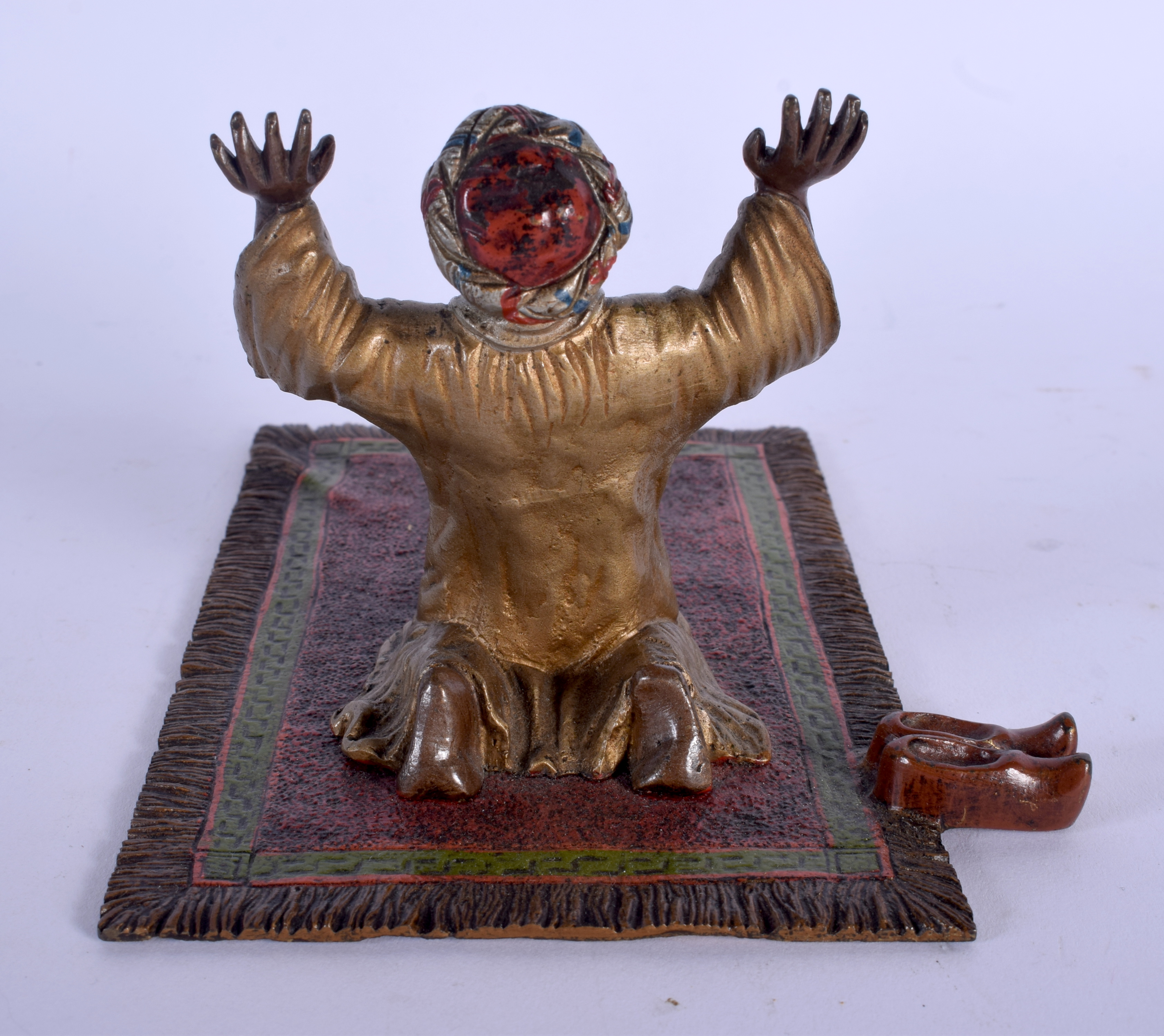 A 19TH CENTURY AUSTRIAN COLD PAINTED BRONZE FIGURE OF AN ARABIC MALE modelled praying. 15 cm x 8 cm. - Image 3 of 5