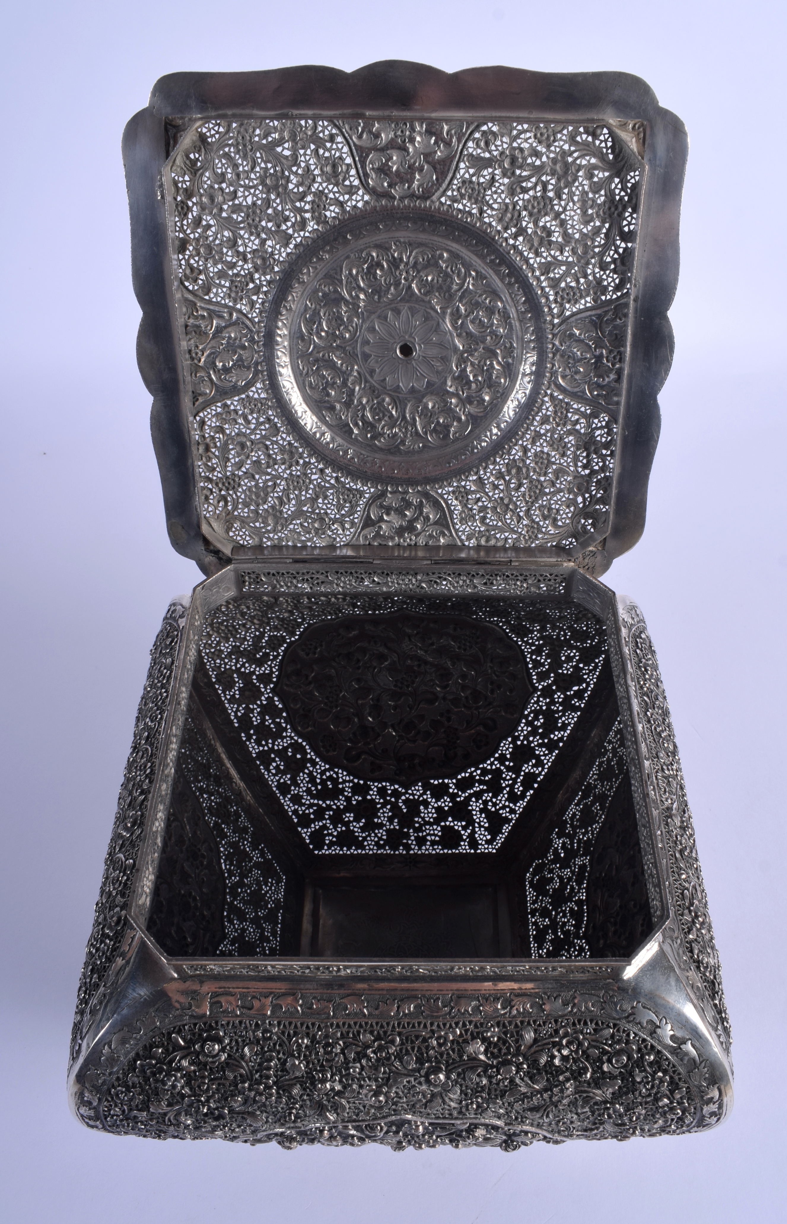 A 19TH CENTURY CHINESE TIBETAN STRAITS SILVER CENSER AND COVER decorated with foliage and vines. 970 - Bild 4 aus 6