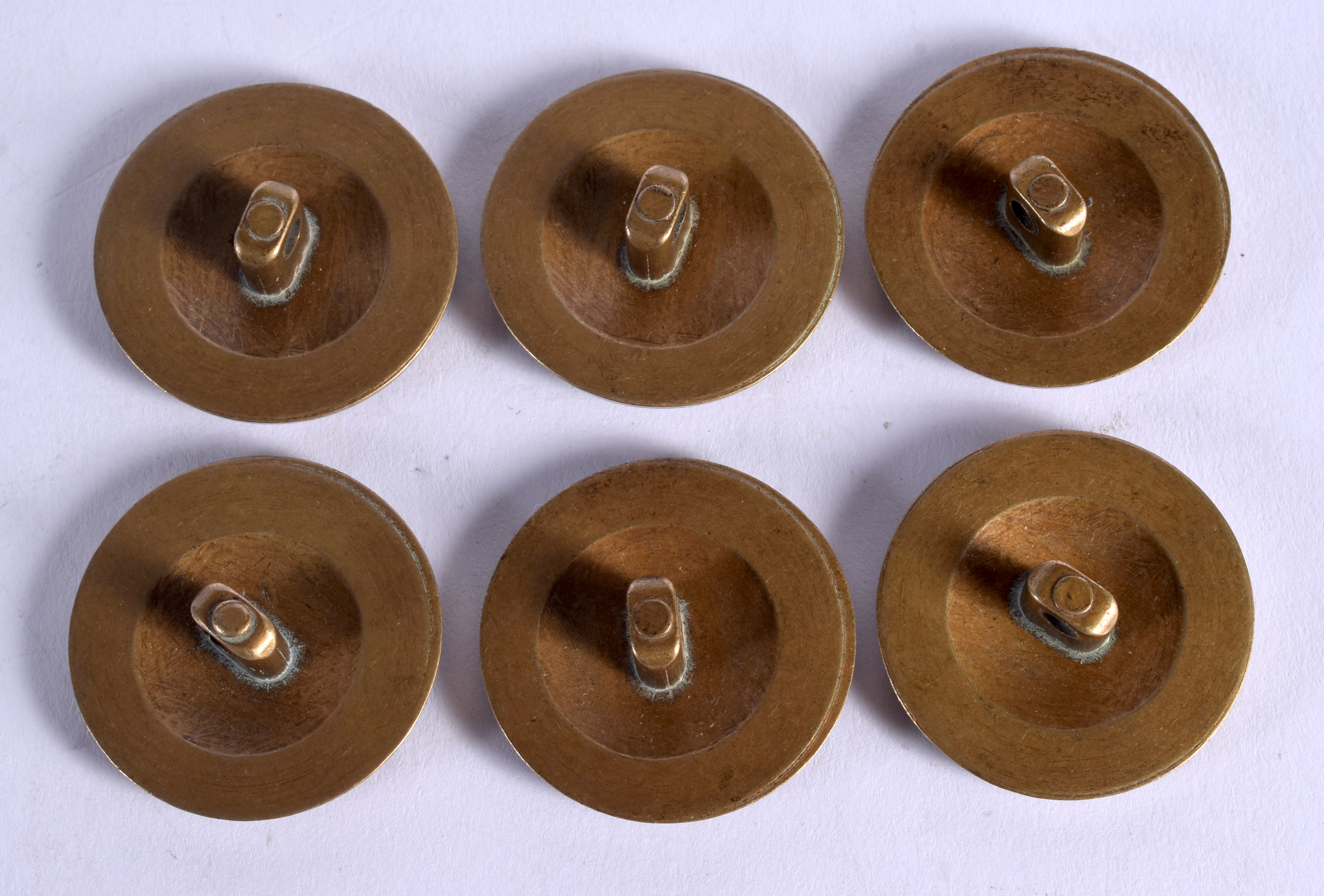 SIX CHINESE BRONZE BUTTONS 20th Century. (6) - Bild 2 aus 2