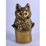 A VINTAGE BRASS CAT IN A HAT VESTA CASE. 5 cm x 3 cm.