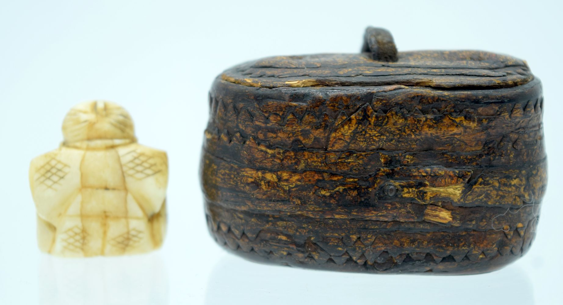 A LATE 19TH CENTURY JAPANESE MEIJI PERIOD IVORY NETSUKE together with a small Japanese wooden box. L - Bild 2 aus 3