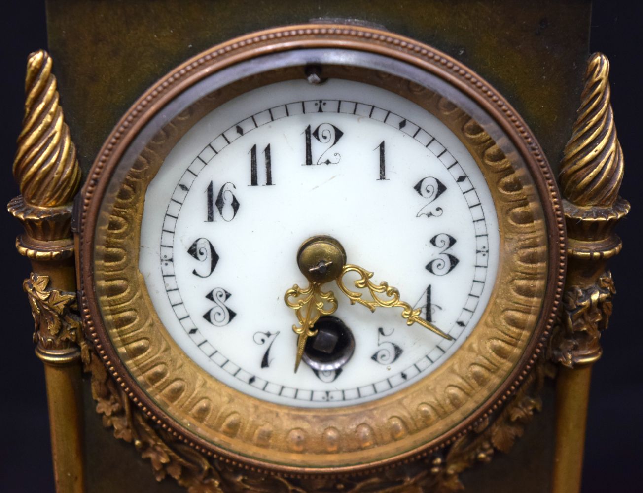 A LARGE 19TH CENTURY FRENCH BRONZE AND RED MARBLE CLOCK GARNITURE. 37Cm high (3). - Bild 3 aus 5