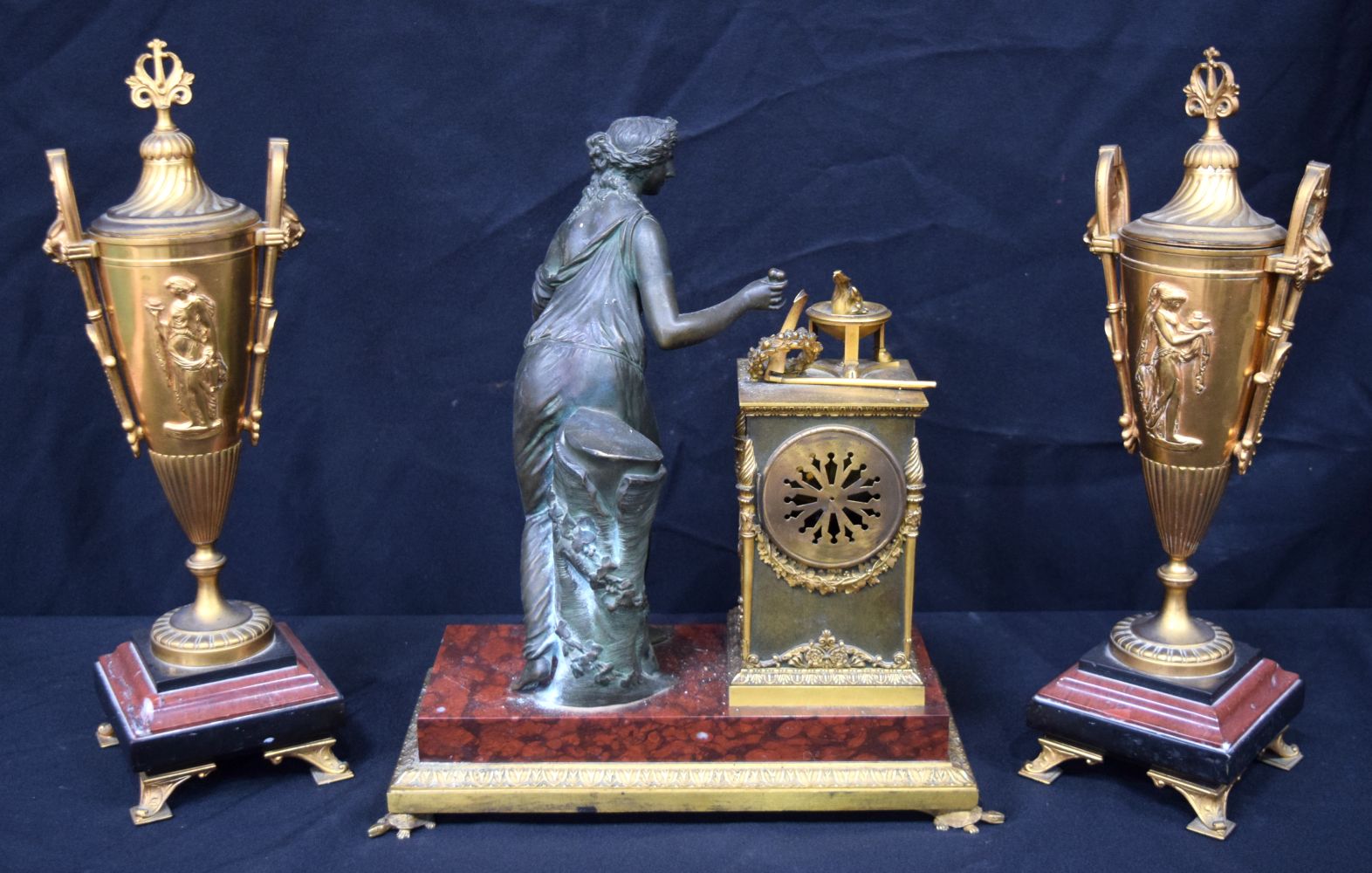 A LARGE 19TH CENTURY FRENCH BRONZE AND RED MARBLE CLOCK GARNITURE. 37Cm high (3). - Bild 4 aus 5