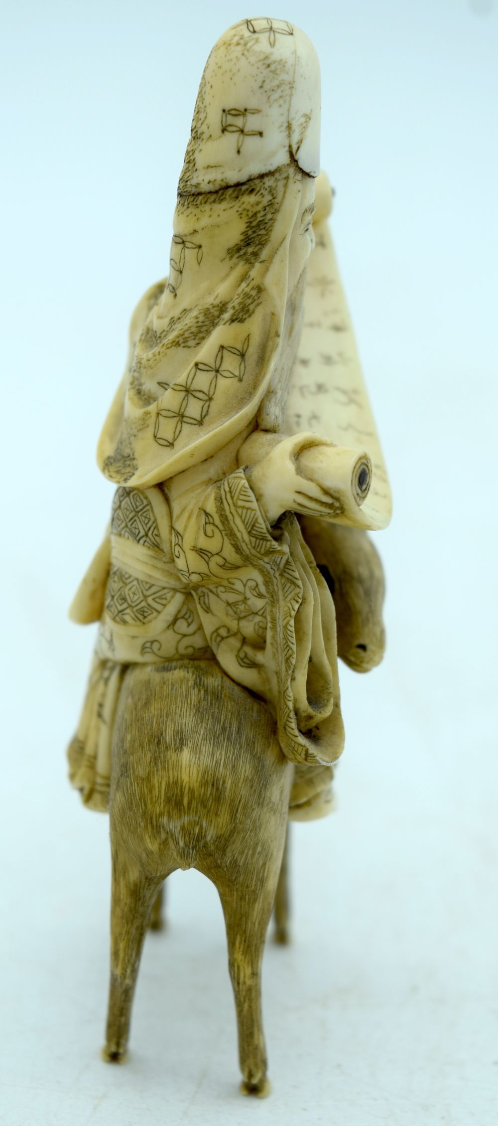 A 19TH CENTURY JAPANESE MEIJI PERIOD CARVED IVORY OKIMONO modelled holding a scroll upon a deer. 10 - Bild 3 aus 6