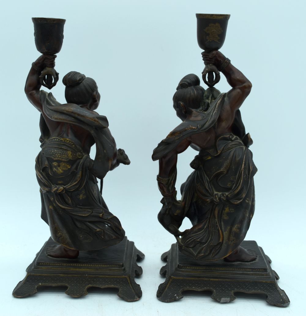 A PAIR OF 19TH CENTURY JAPANESE MEIJI PERIOD BRONZE OKIMONO CANDLESTICKS in the manner of Miyao Eisu - Bild 3 aus 10