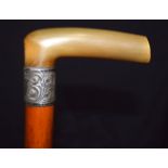 A 19TH CENTURY CONTINENTAL CARVED RHINOCEROS HORN HANDLED WALKING CANE. 83 cm long.