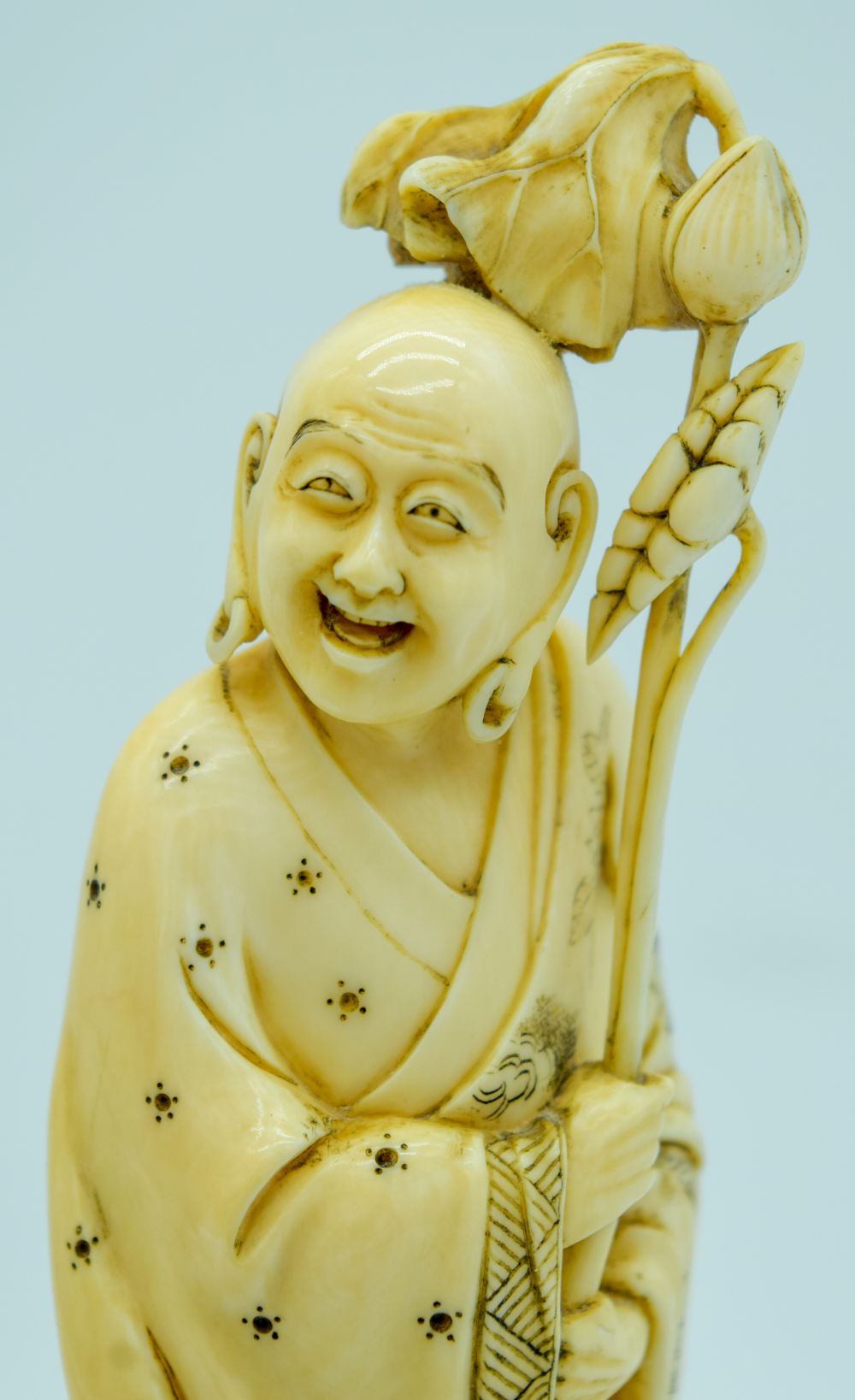 A 19TH CENTURY JAPANESE MEIJI PERIOD CARVED IVORY OKIMONO modelled as a buddha and a hare. 17 cm hig - Bild 5 aus 6