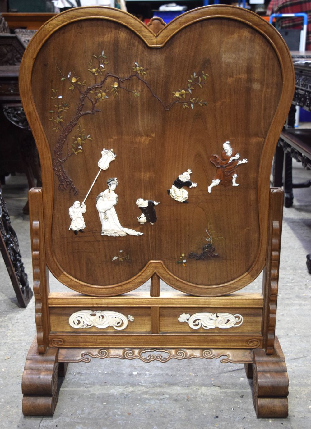 A LOVELY LARGE 19TH CENTURY JAPANESE MEIJI PERIOD SHIBAYAMA IVORY INLAID SCREEN ON STAND decorated w