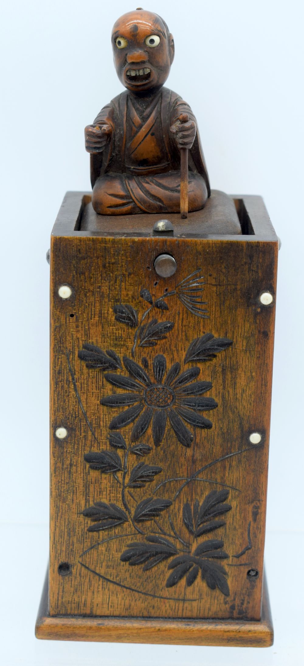 AN UNUSUAL EARLY 20TH CENTURY JAPANESE MEIJI PERIOD JACK IN THE BOX TOY decorated with foliage. 12 c - Bild 6 aus 7