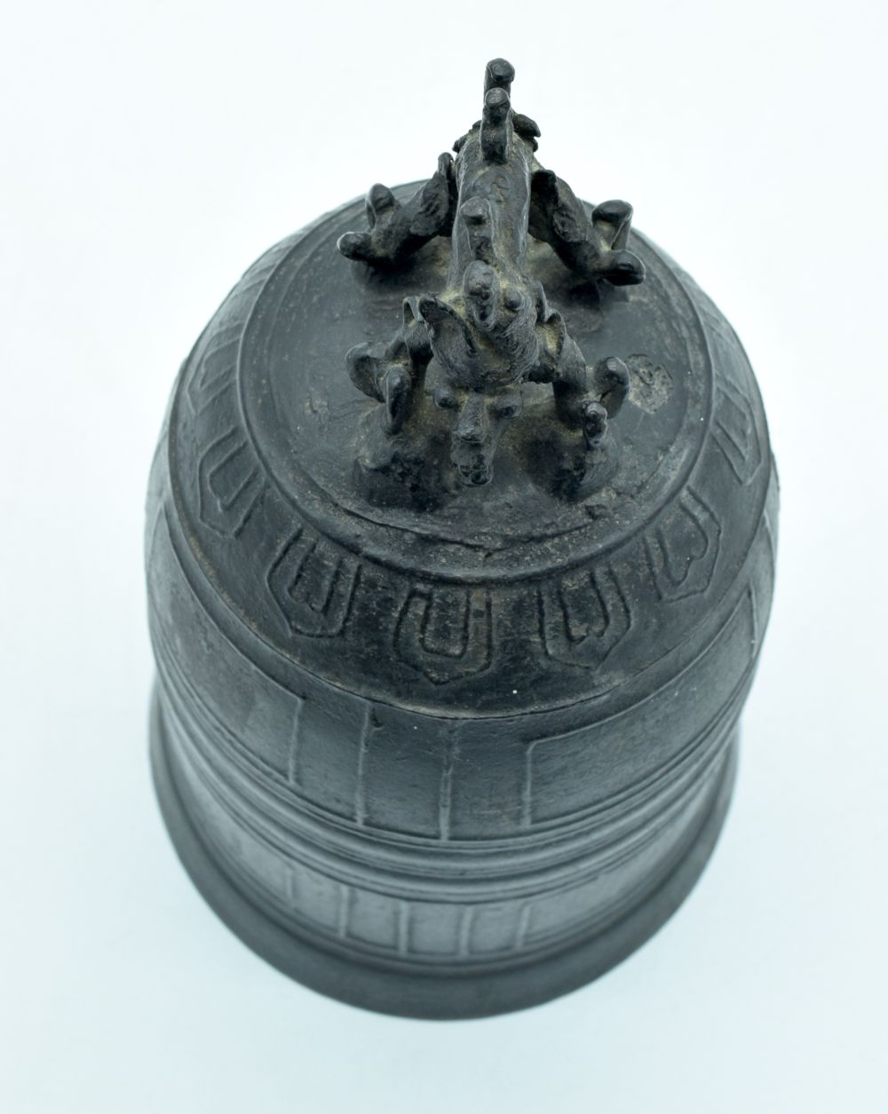 AN 18TH CENTURY JAPANESE EDO PERIOD BRONZE BELL modelled with a three claw dragon. 28 cm x 12 cm. - Bild 7 aus 8