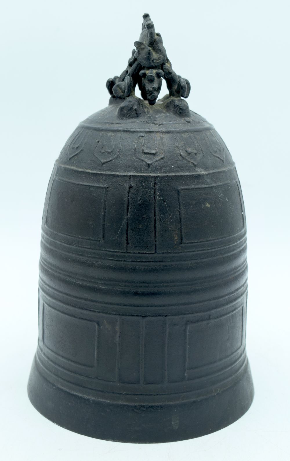 AN 18TH CENTURY JAPANESE EDO PERIOD BRONZE BELL modelled with a three claw dragon. 28 cm x 12 cm.