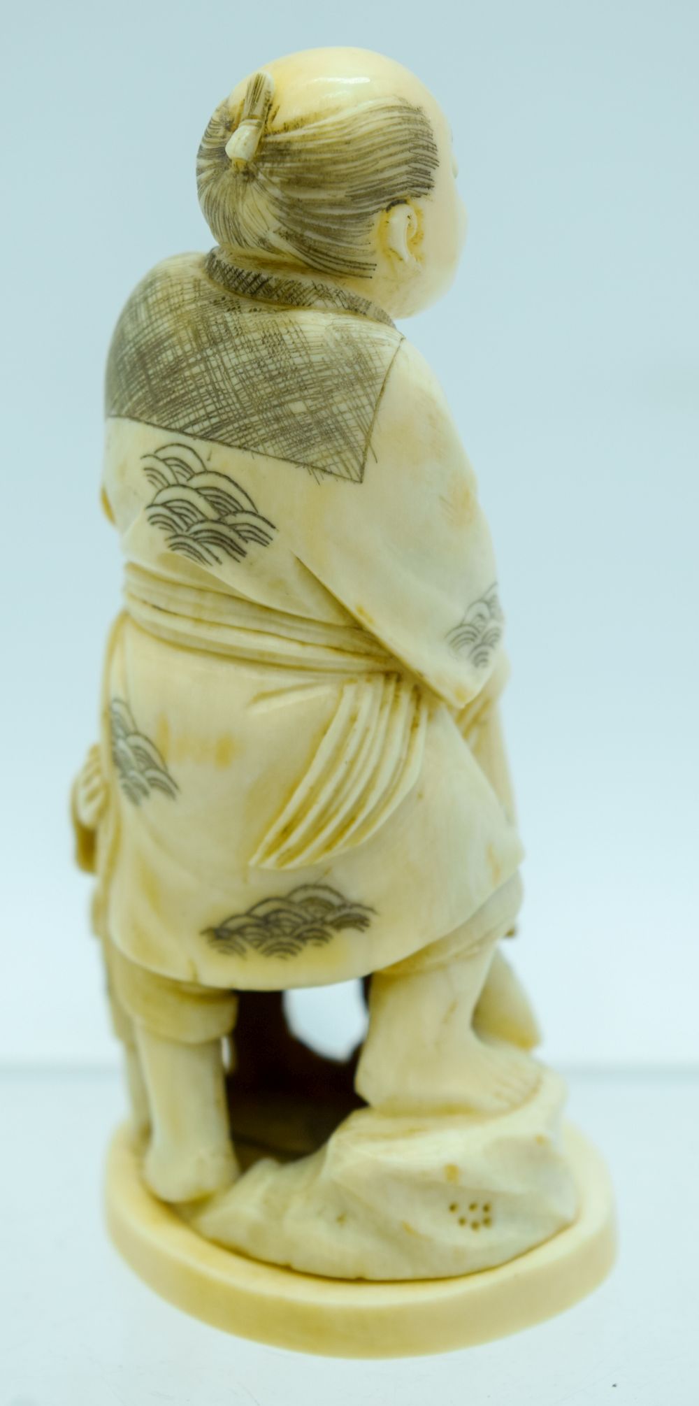 A 19TH CENTURY JAPANESE MEIJI PERIOD CARVED IVORY OKIMONO modelled as a father and son. 10 cm high. - Bild 3 aus 4