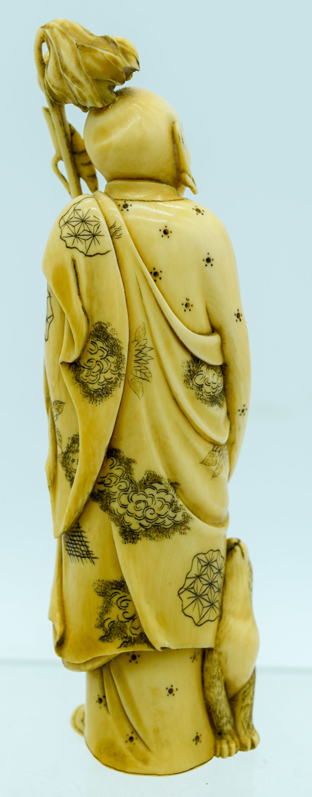 A 19TH CENTURY JAPANESE MEIJI PERIOD CARVED IVORY OKIMONO modelled as a buddha and a hare. 17 cm hig - Bild 3 aus 6