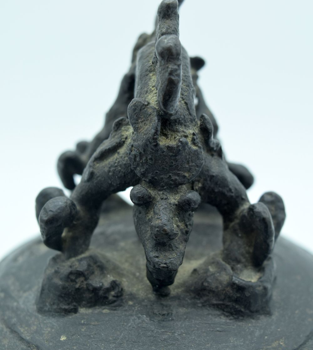 AN 18TH CENTURY JAPANESE EDO PERIOD BRONZE BELL modelled with a three claw dragon. 28 cm x 12 cm. - Bild 6 aus 8