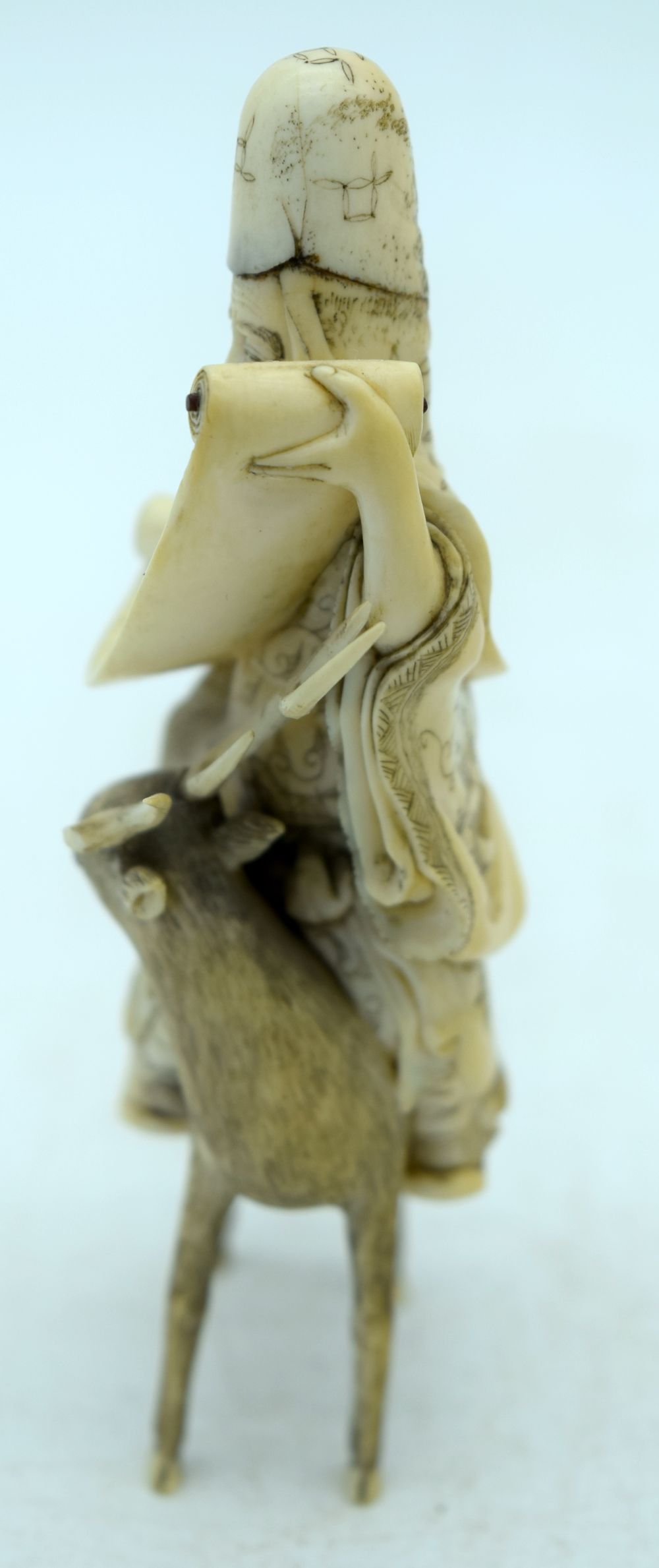 A 19TH CENTURY JAPANESE MEIJI PERIOD CARVED IVORY OKIMONO modelled holding a scroll upon a deer. 10 - Bild 2 aus 6