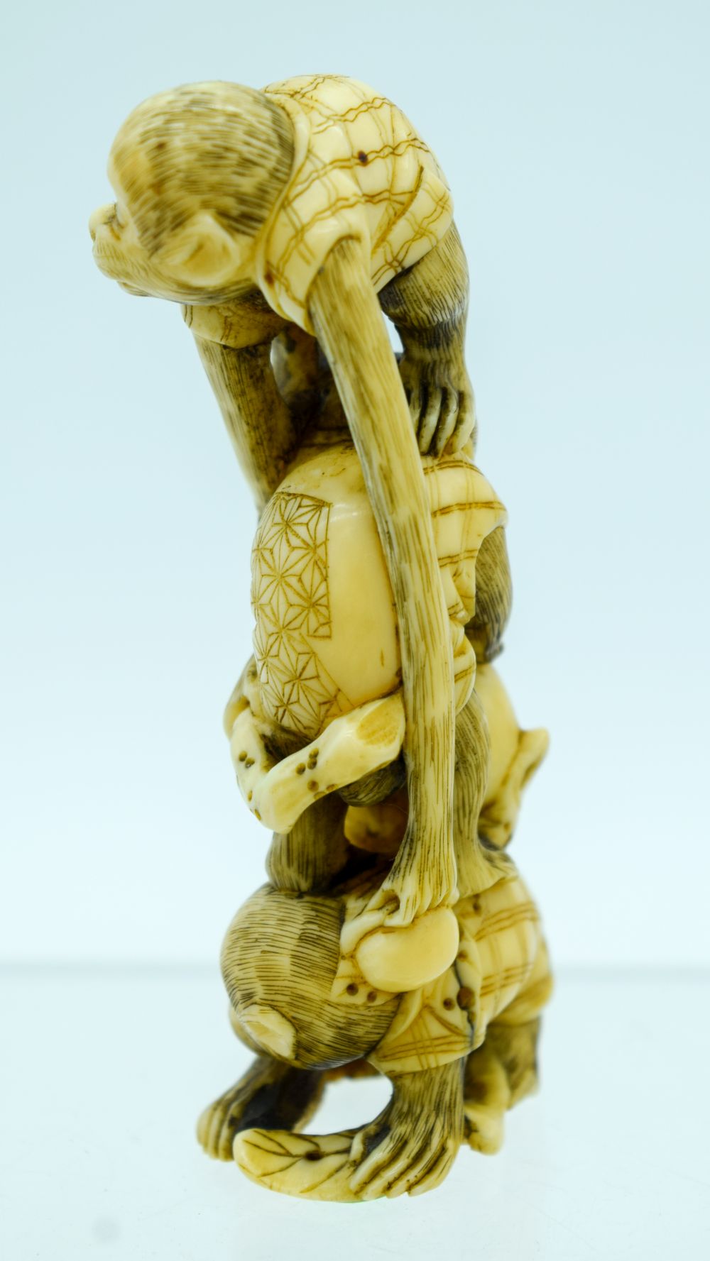 A 19TH CENTURY JAPANESE MEIJI PERIOD CARVED IVORY OKIMONO modelled as numerous monkeys. 9 cm high. - Bild 2 aus 4