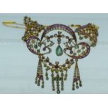 AN EARLY 20TH CENTURY INDIAN 14CT INDIAN GOLD RUBY AND EMERALD NECKLACE of classical form, inset wit